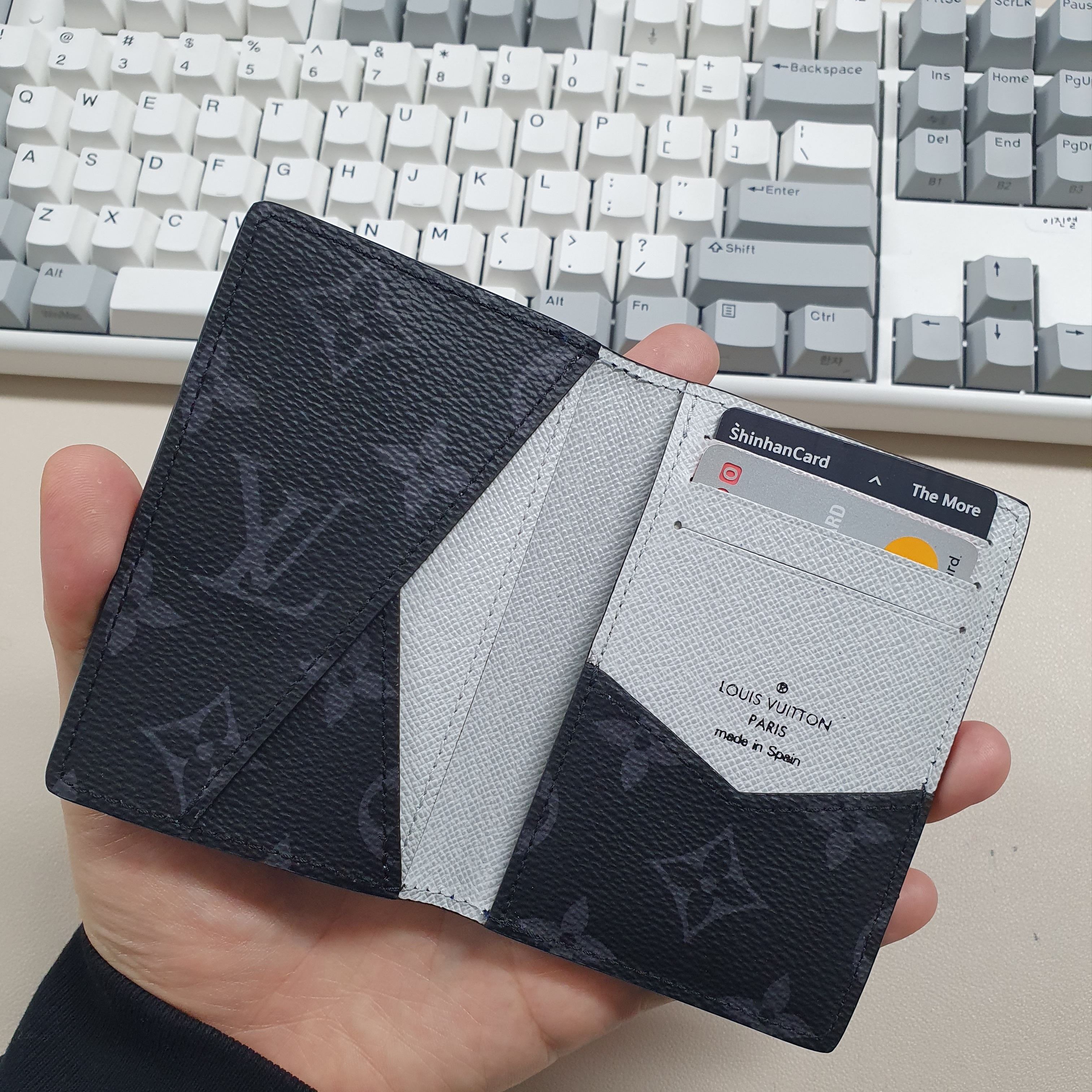 Louis Vuitton Pocket Organizer Epi Indigo Blue 착용 스타일 - 2