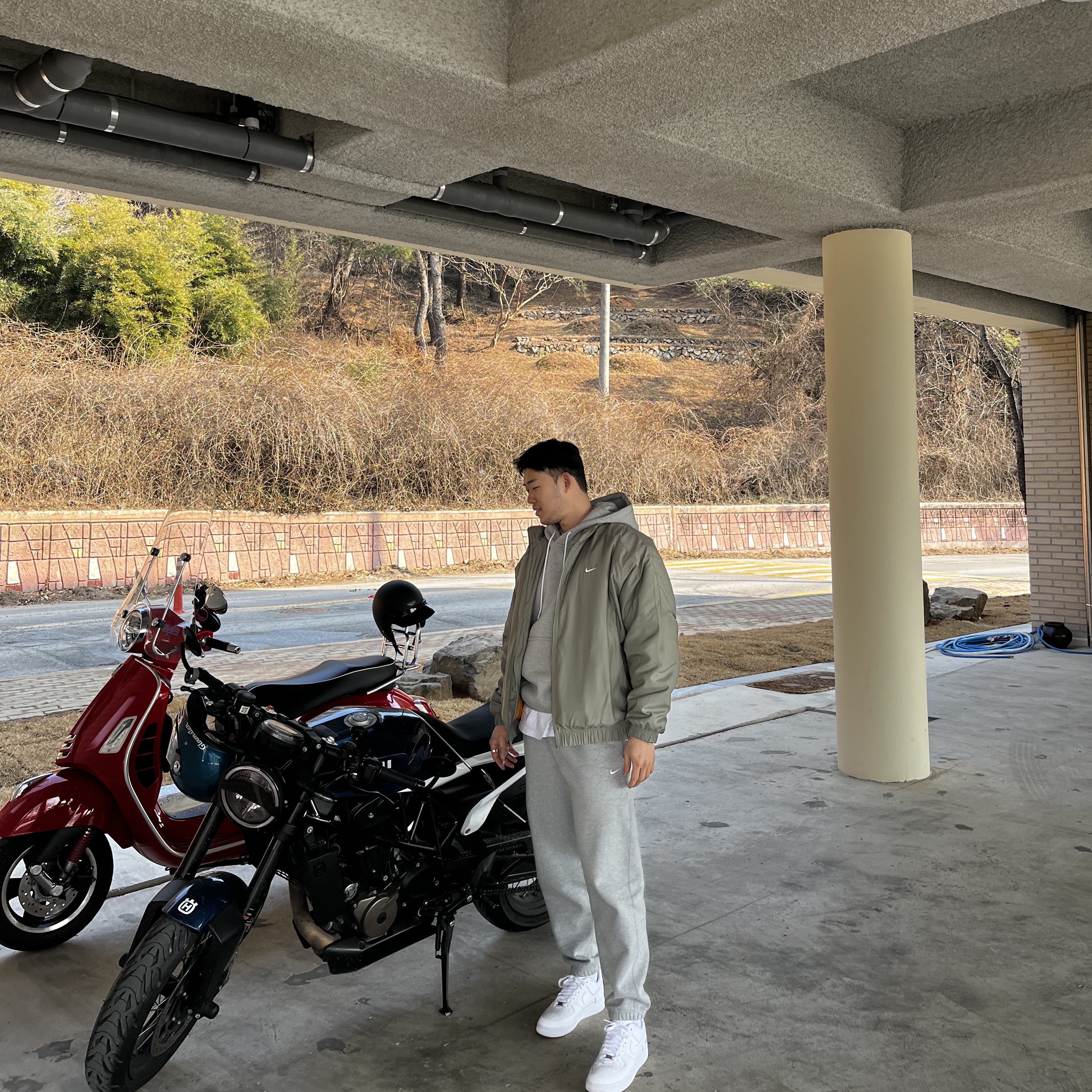Nike NRG Solo Swoosh Satin Bomber Jacket Light Army - US/EU, Nike x Supreme Air Force 1 Low White 착용 스타일 - 1
