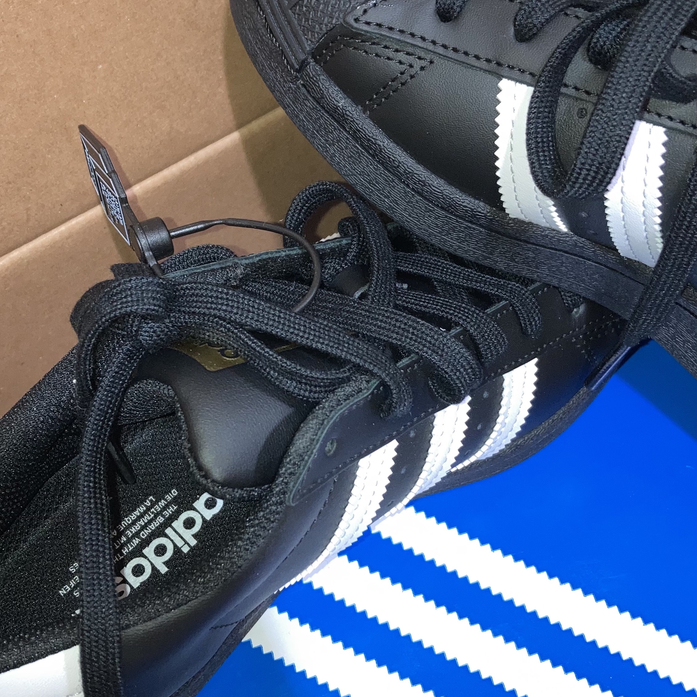 Adidas Superstar Core Black White 착용 스타일 - 1