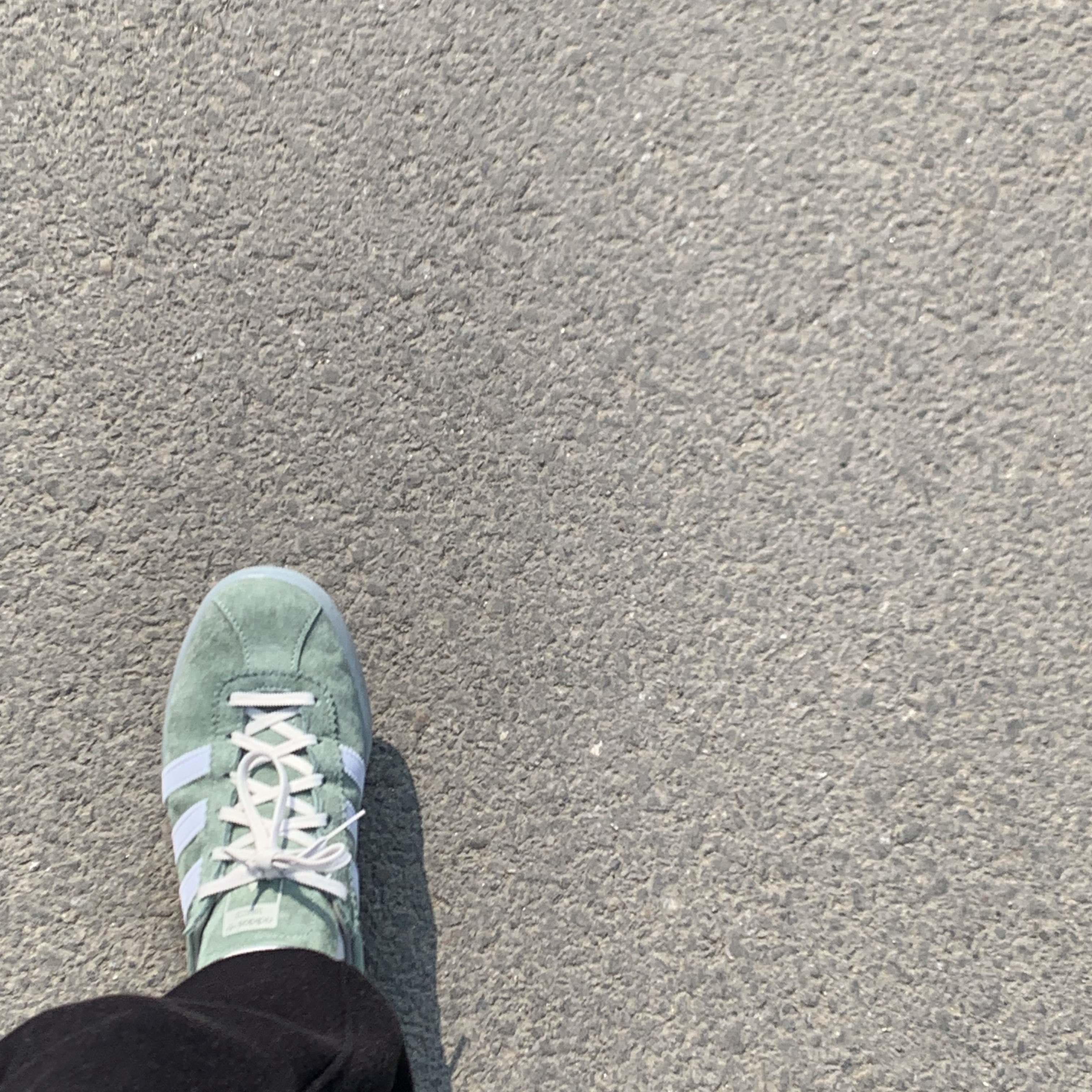 Adidas Tobacco Silver Green Pantone 착용 스타일 - 1
