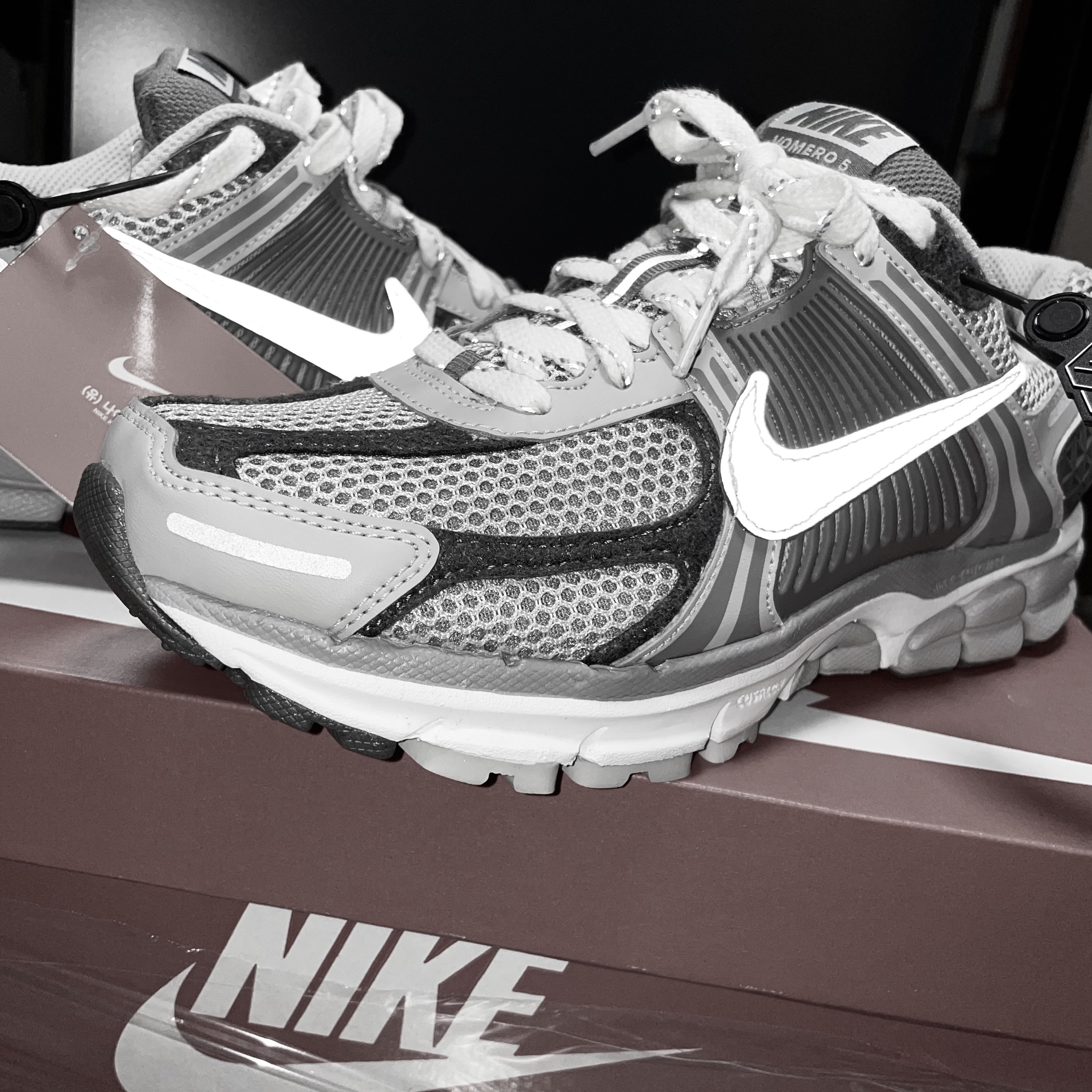 Nike Zoom Vomero 5 PRM Light Iron Ore and Flat Fewter 착용 스타일