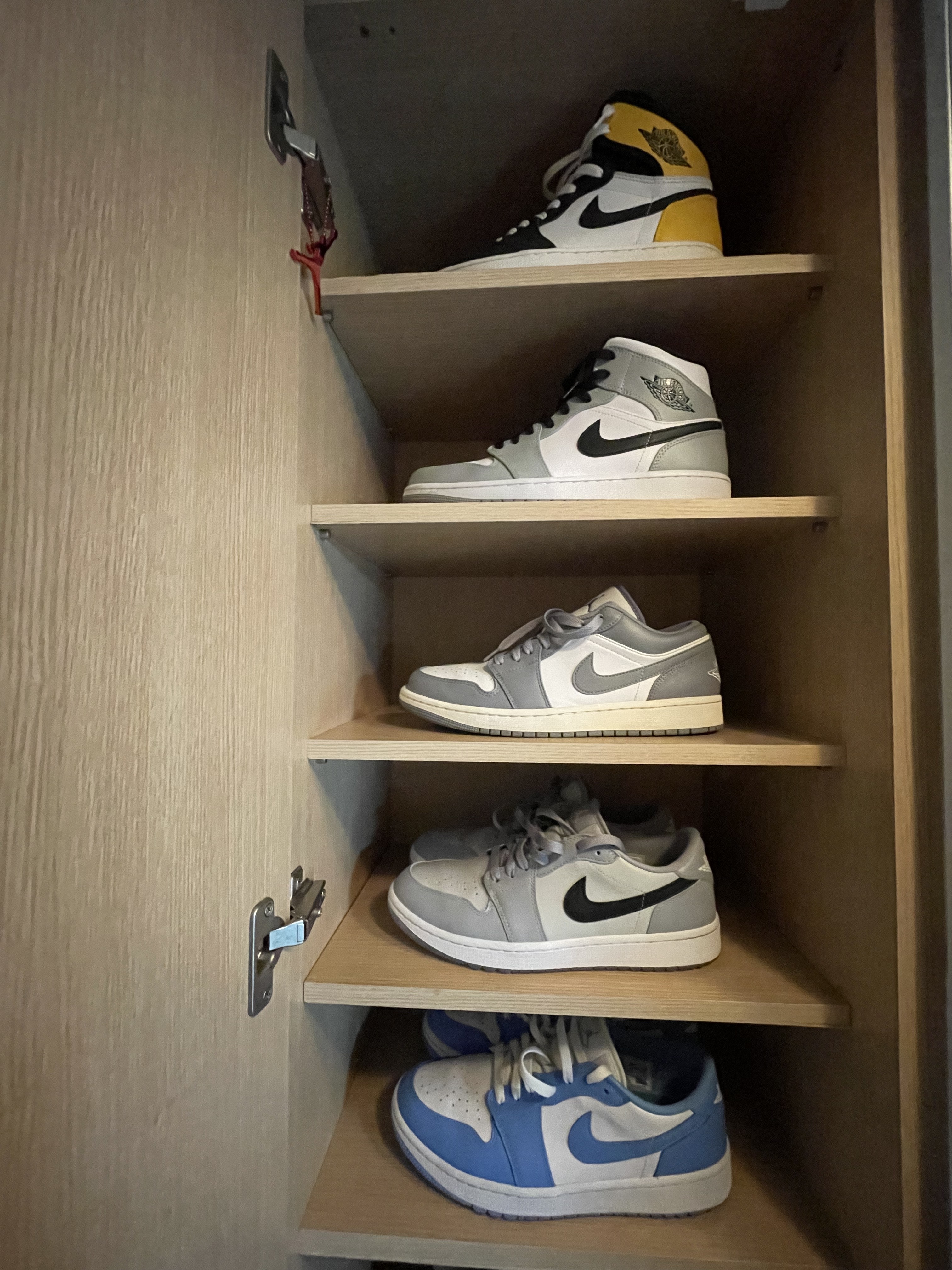 Jordan 1 Mid Light Smoke Grey, Jordan 1 Retro High OG Volt Gold 착용 스타일
