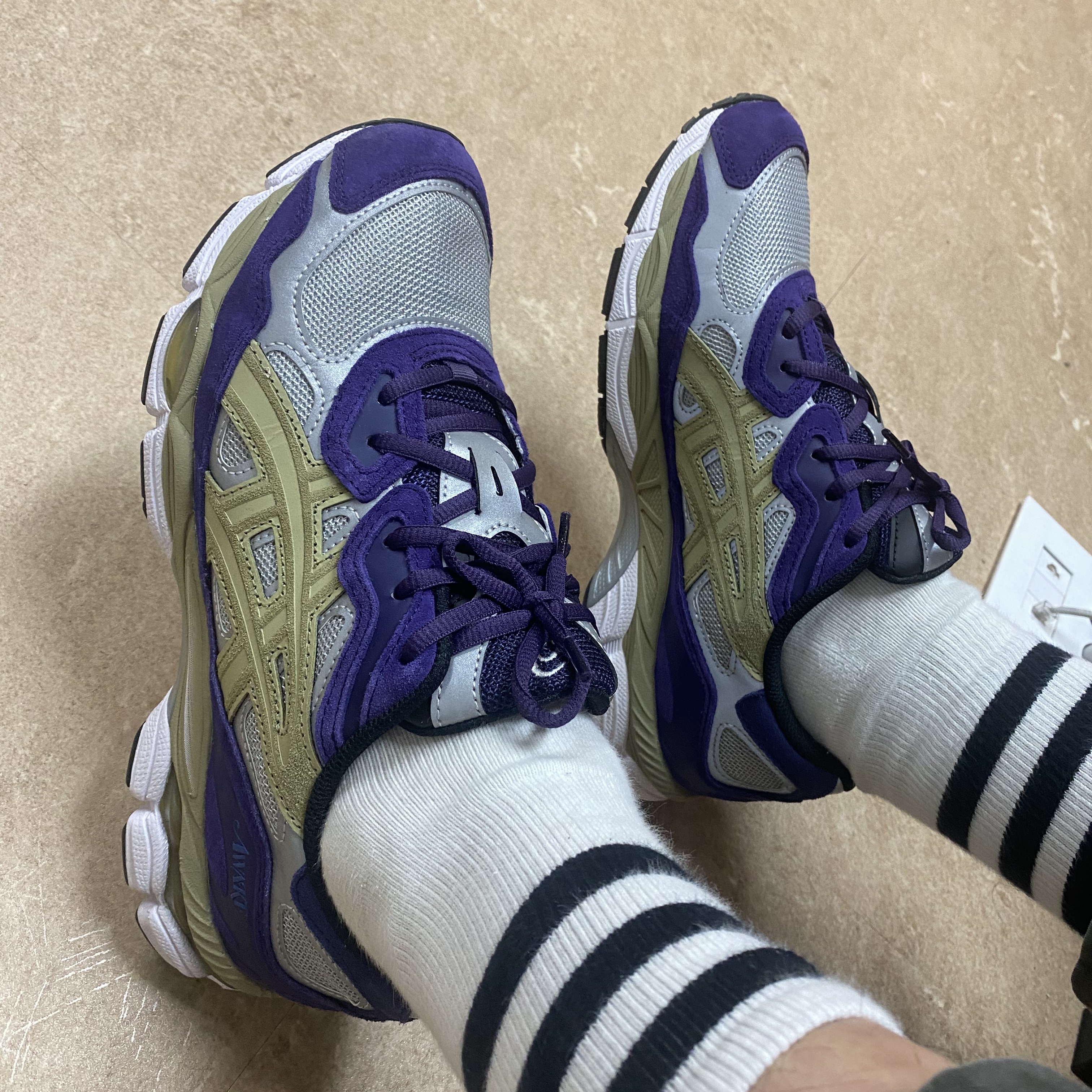Asics x Awake NY Gel-NYC Pure Silver Gothic Grape 착용 스타일 - 3