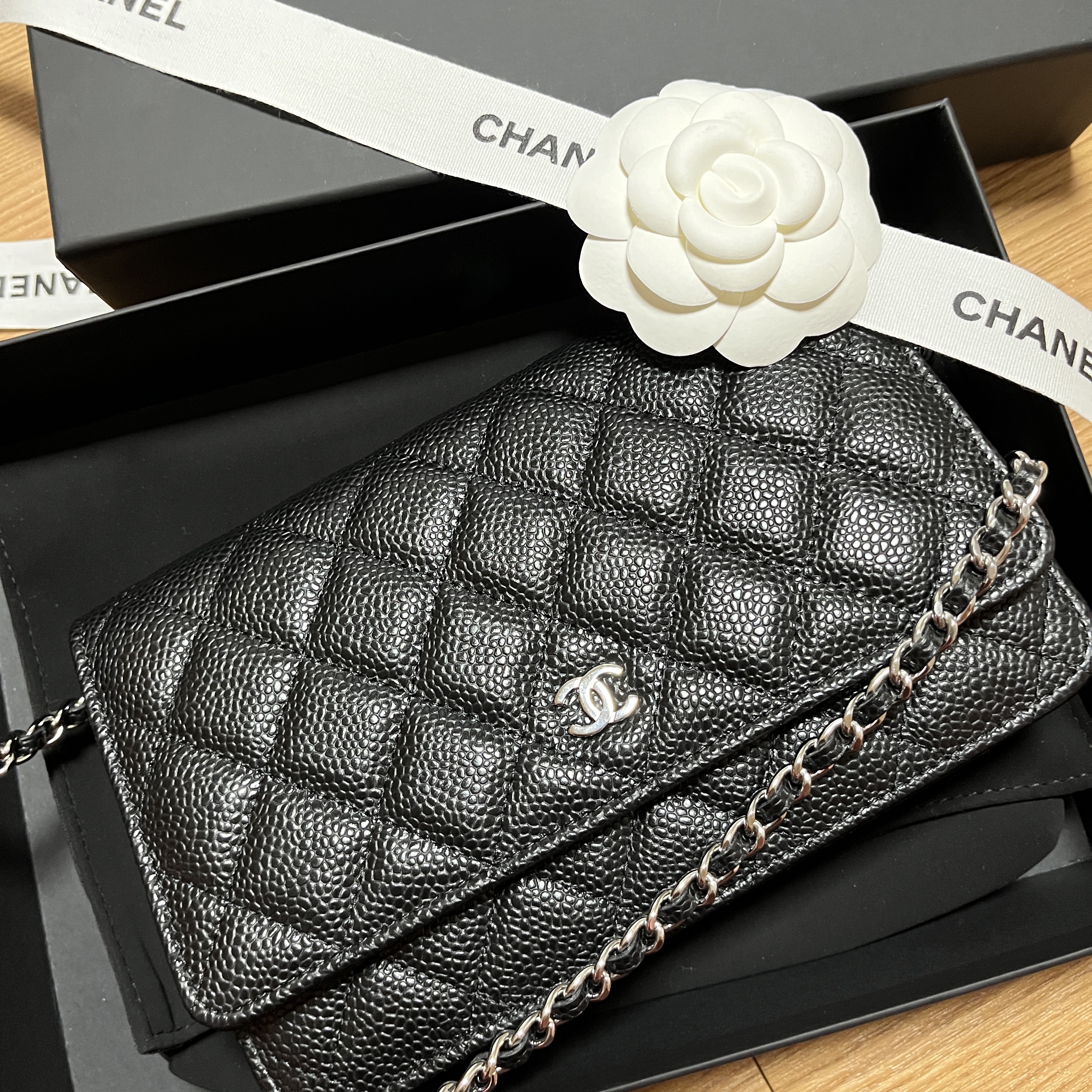 Chanel Classic Wallet On Chain Grained Calfskin & Silver Black 착용 스타일