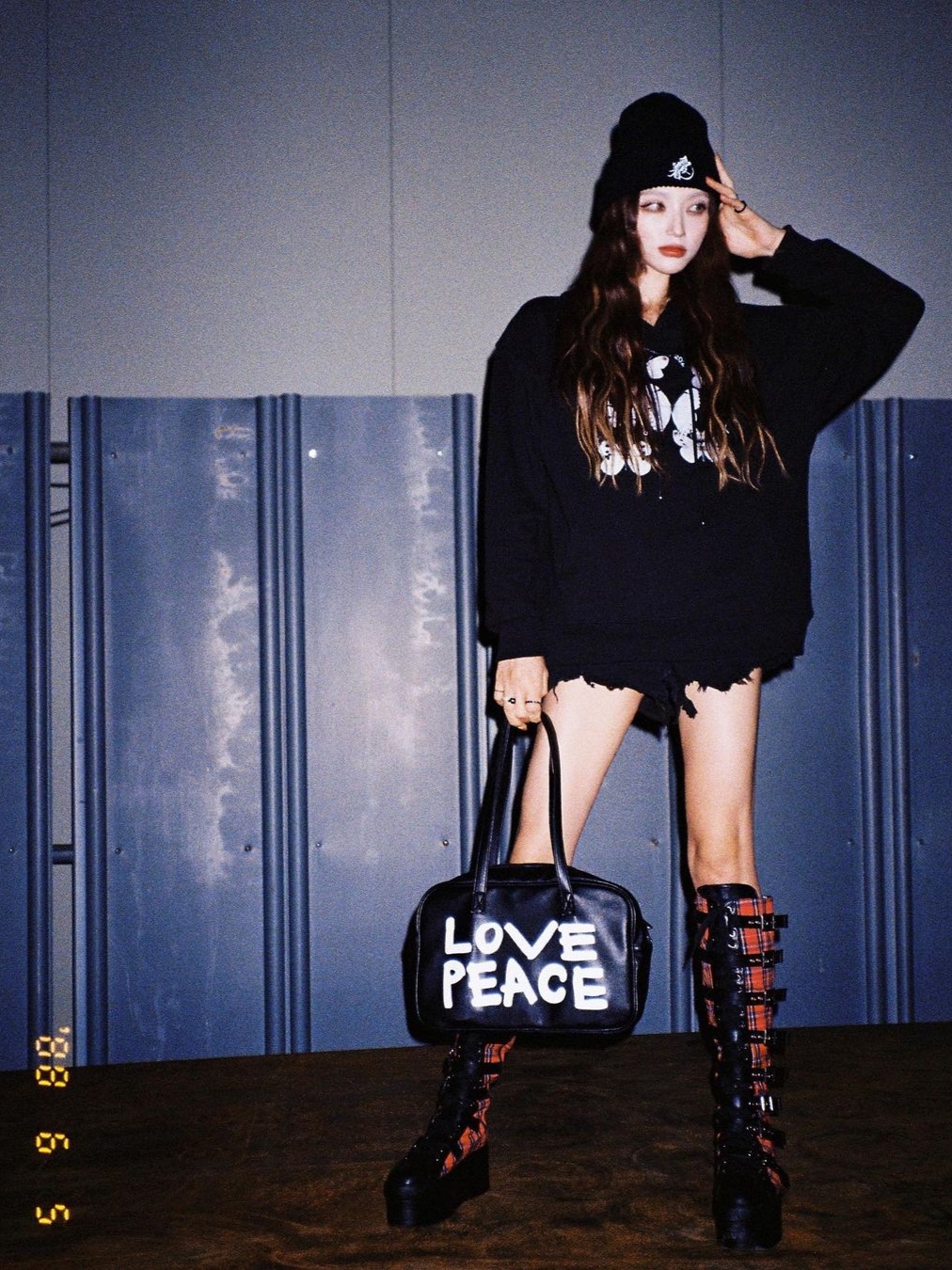 Saenginstudios Women Love Peace Bag Black 착용 스타일 - 2