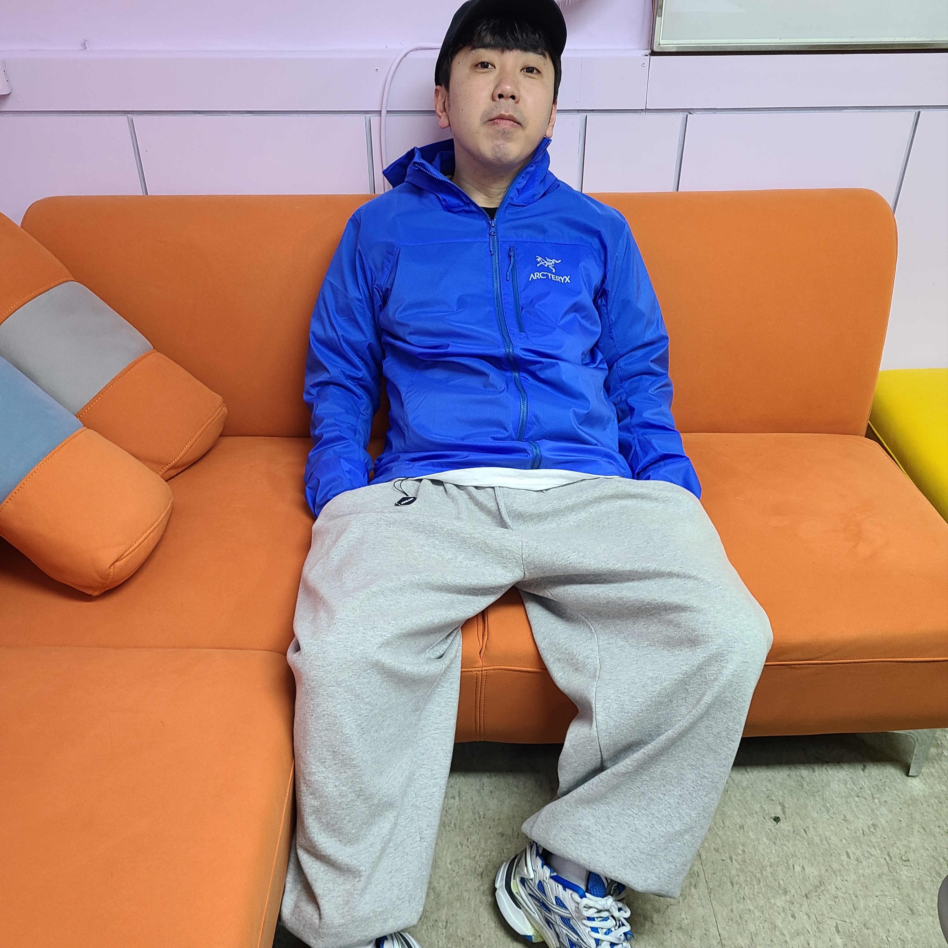 Arc'teryx Squamish Hoody Fluidity, Balenciaga Runner Sneakers Blue White 착용 스타일