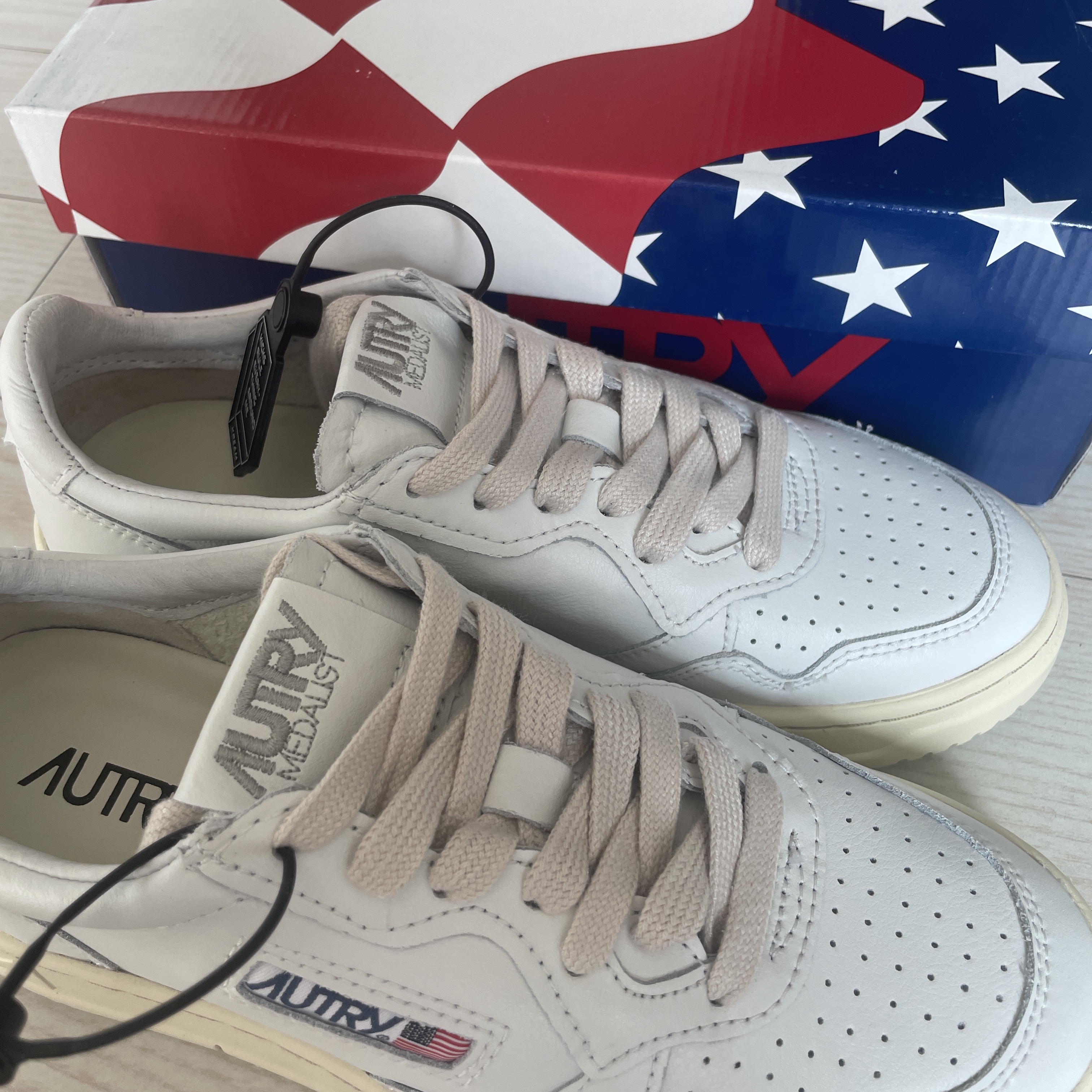 (W) Autry Medalist Low Leather Sneakers White 착용 스타일 - 2