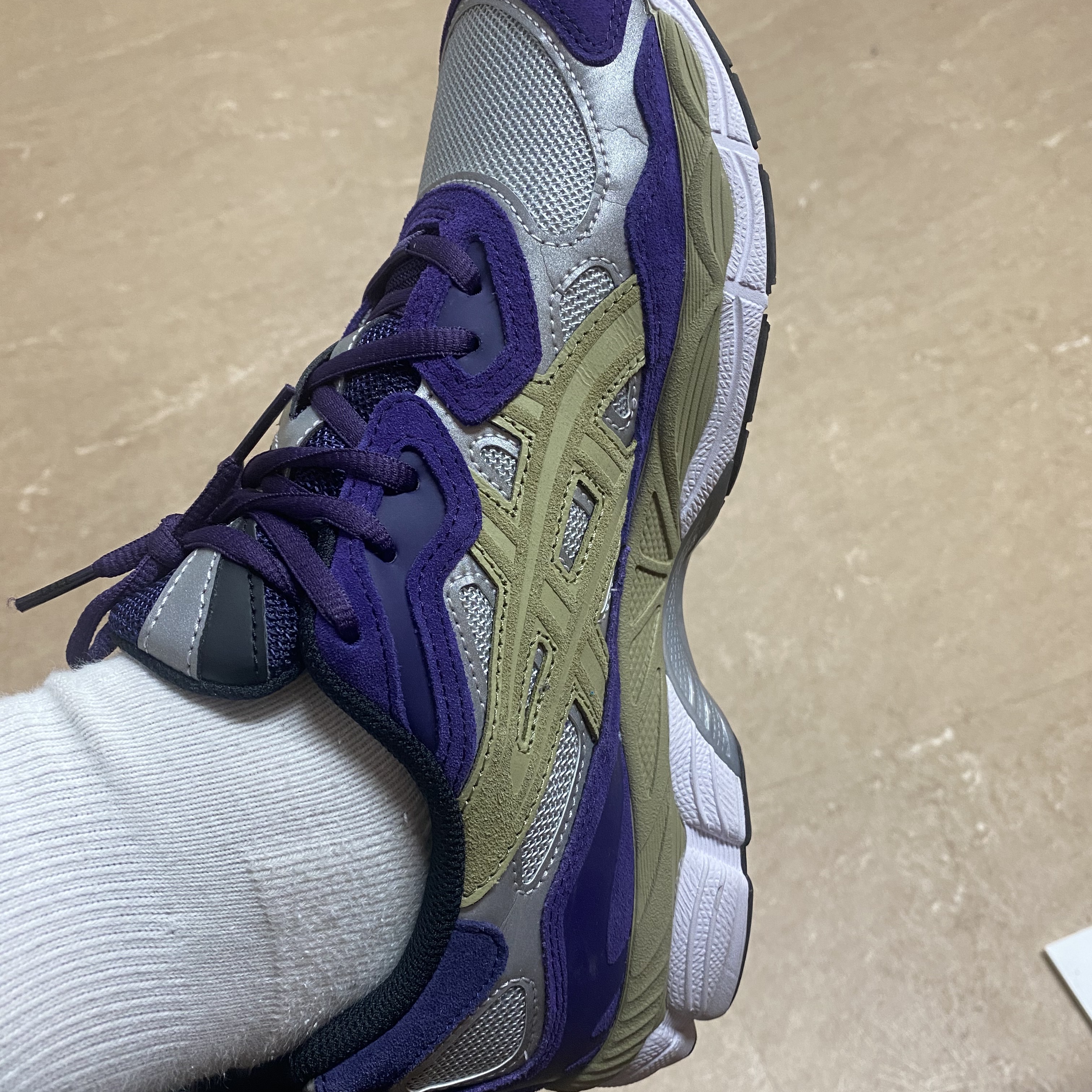 Asics x Awake NY Gel-NYC Pure Silver Gothic Grape 착용 스타일 - 2