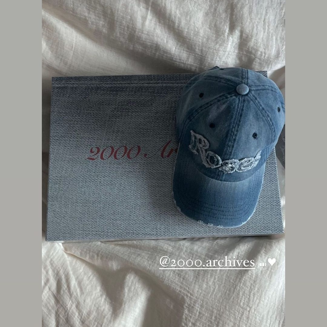2000Archives Roses Denim Ball Cap 착용 스타일