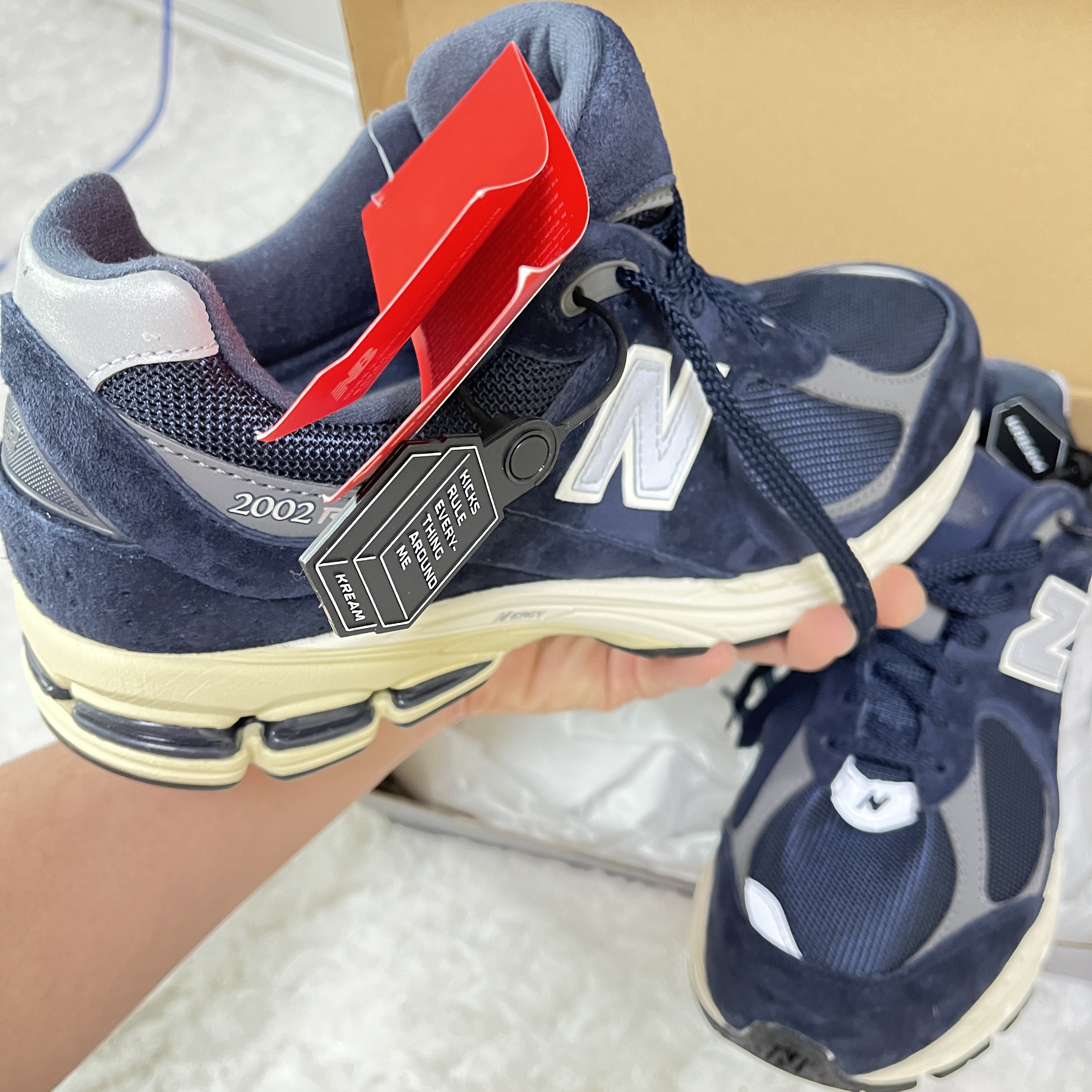 New Balance 2002R Eclipse Castlerock 착용 스타일 - 2
