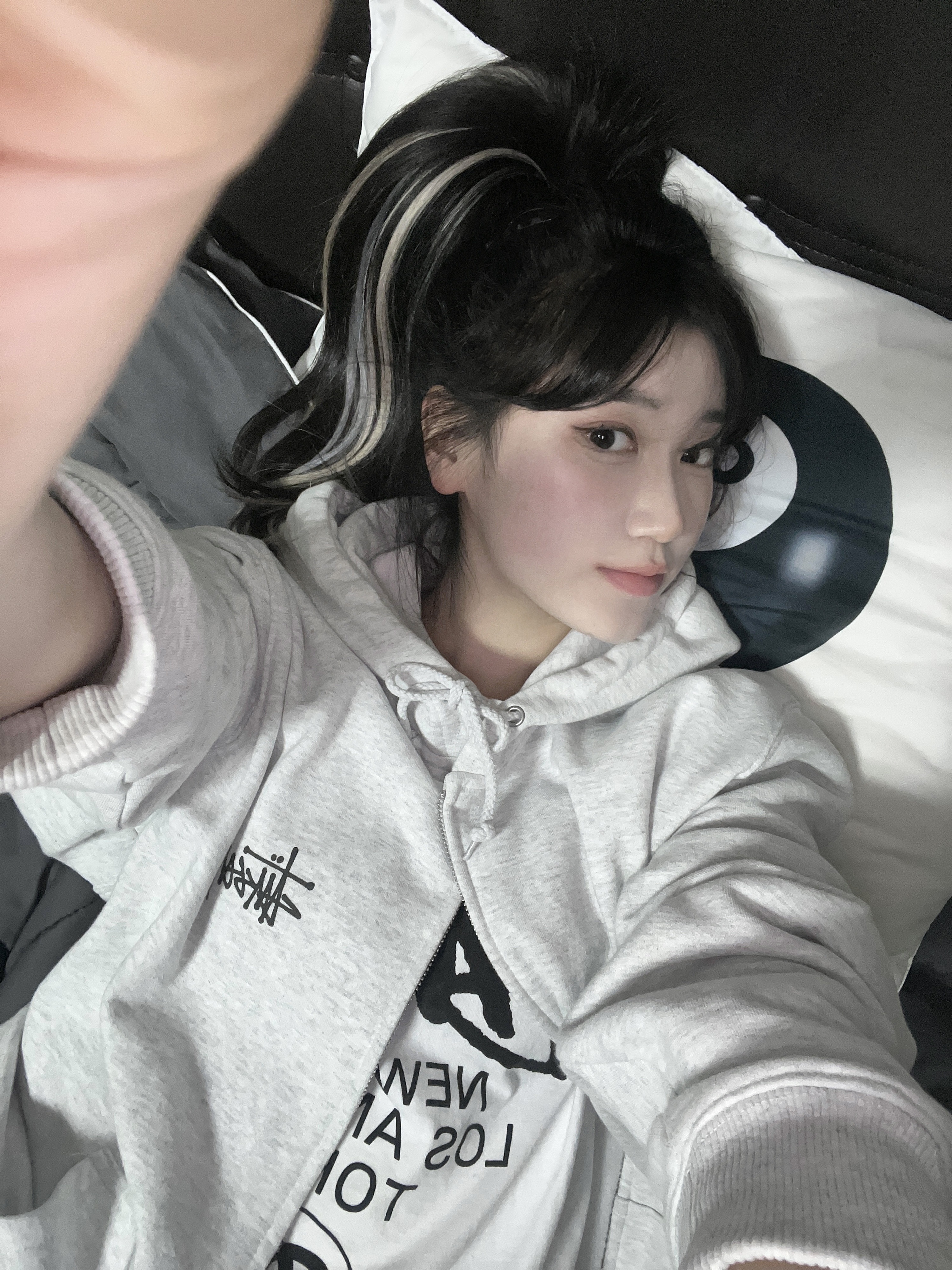 Stussy Basic Stussy Zip Hoodie Ash Heather 2022, Stussy World Tour T-Shirt White 착용 스타일 - 2