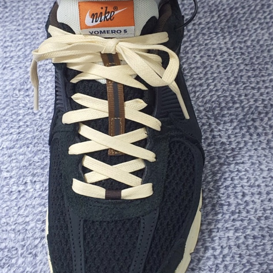 (W) Nike Zoom Vomero 5 Black 착용 스타일 - 2