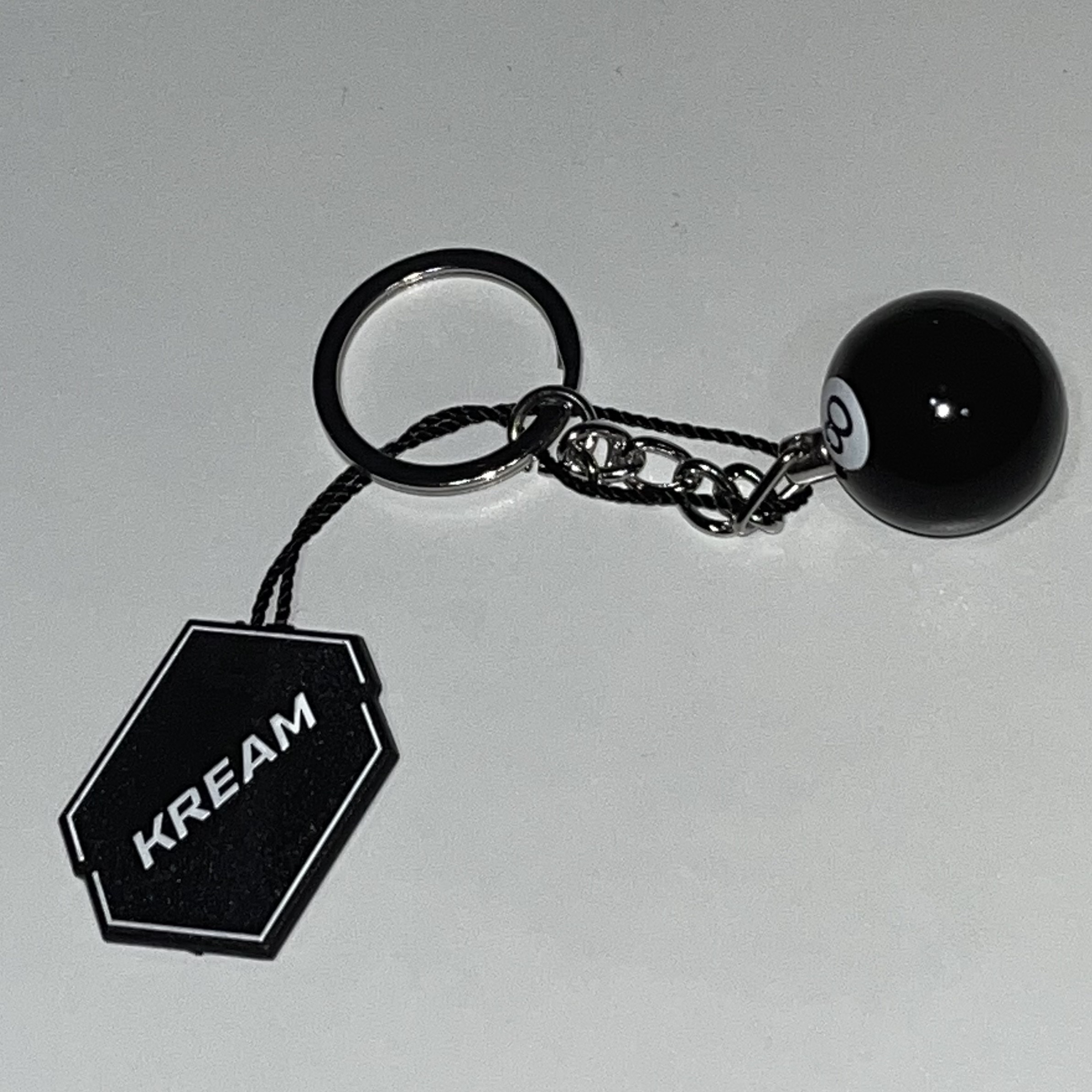 Stussy 8 Ball Keychain Black 착용 스타일