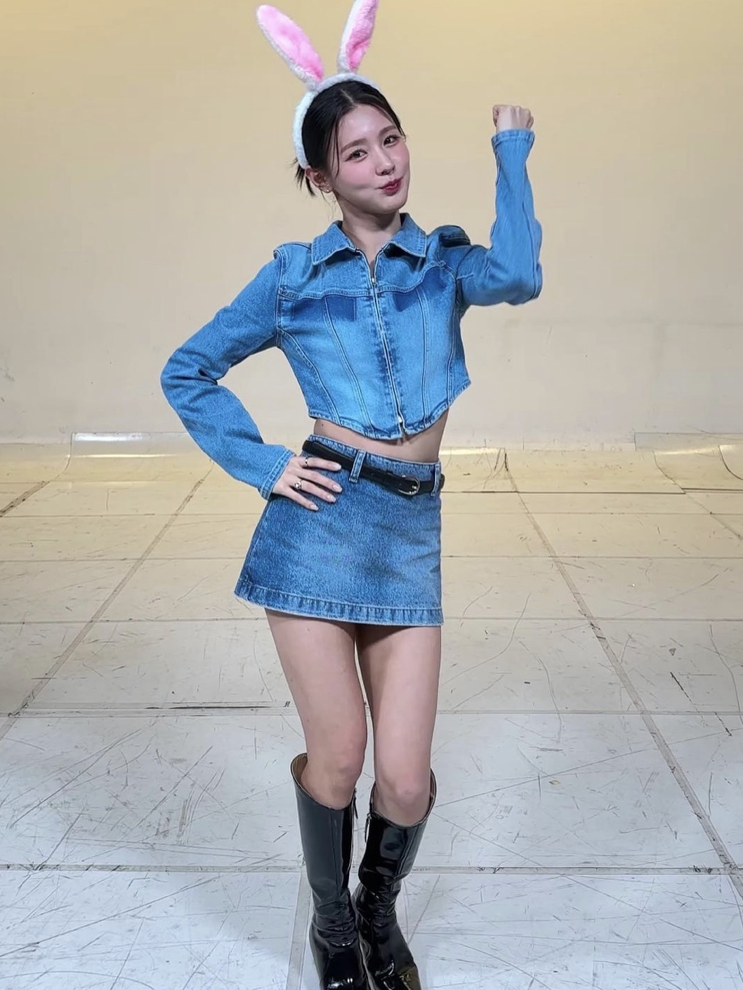 Instantfunk Women Corset Panelled Denim Jacket Blue, Instantfunk Women Low-Rise Denim Mini Skirt Blue 착용 스타일