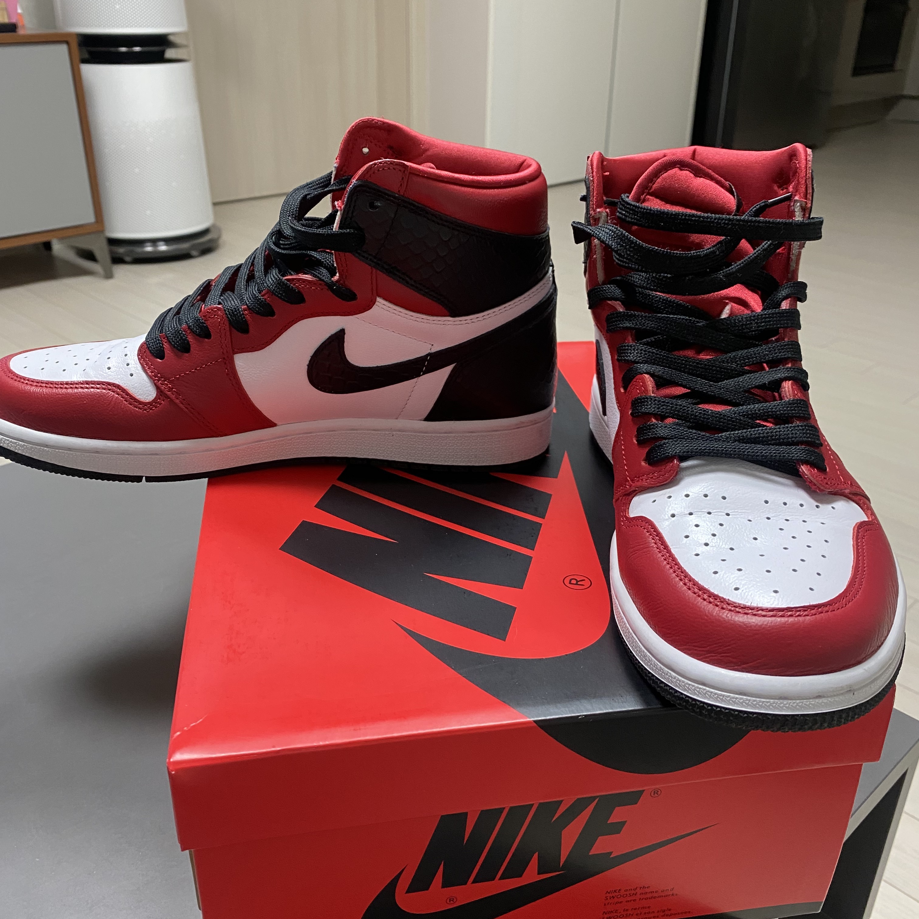 (W) Jordan 1 Retro High Satin Red 착용 스타일 - 1
