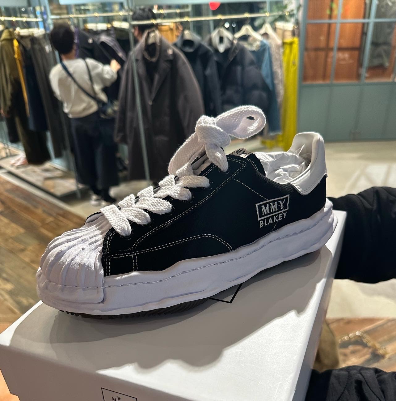 Maison Mihara Yasuhiro Blakey OG Sole Canvas Low-top Sneakers Black White 착용 스타일