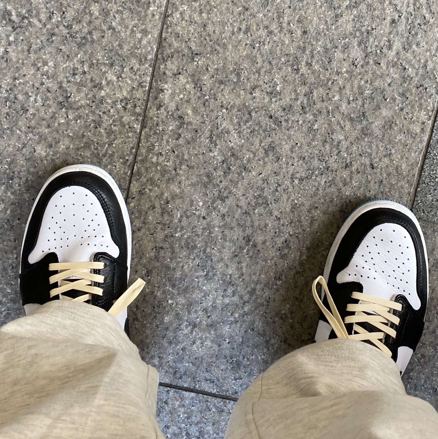 Jordan 1 Retro Low OG Black and Dark Powder Blue 착용 스타일