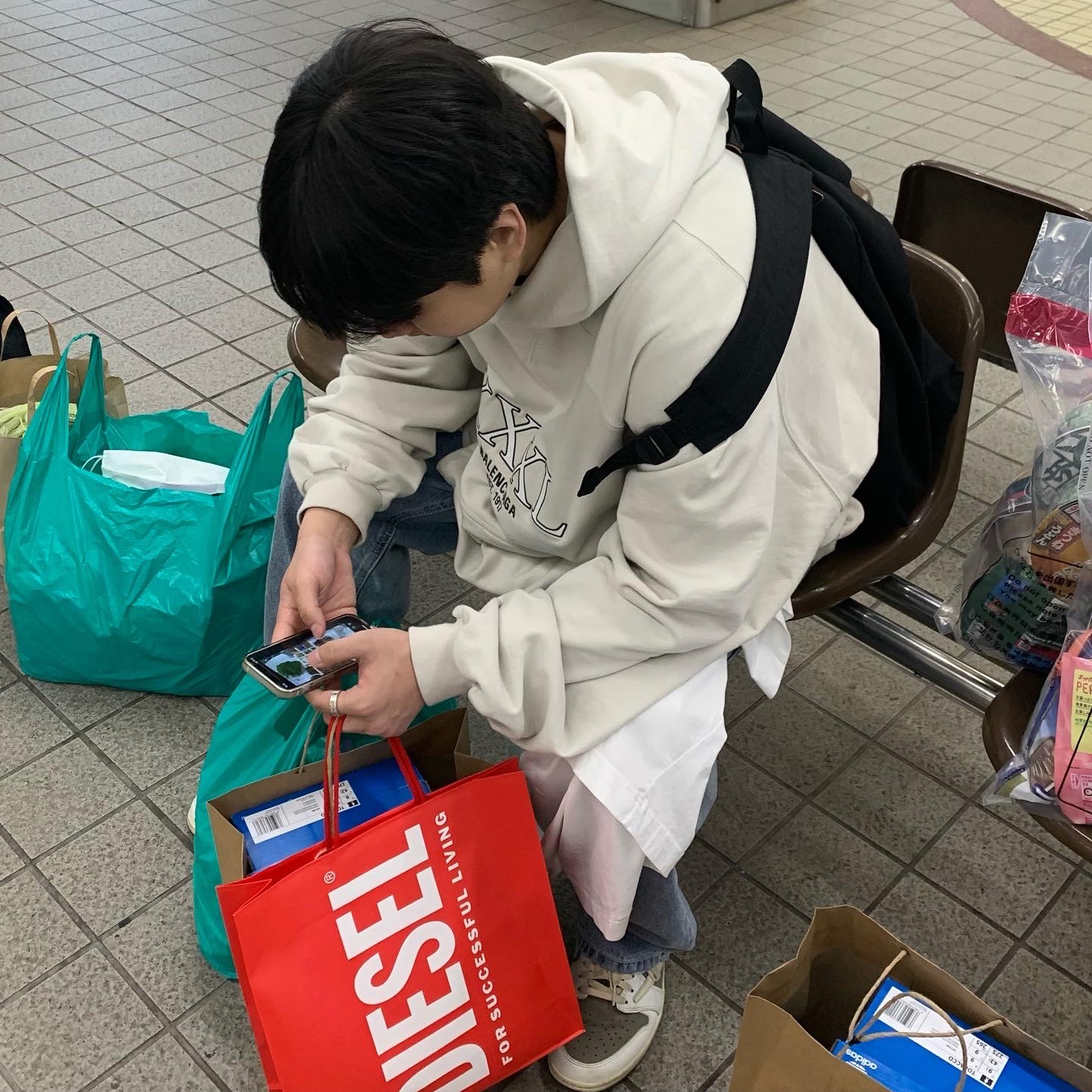 Balenciaga 3XL Patched T-Shirt Hoodie Oversized Off White, Jordan 1 x Travis Scott Retro Low OG SP Sail and Ridgerock 착용 스타일 - 5