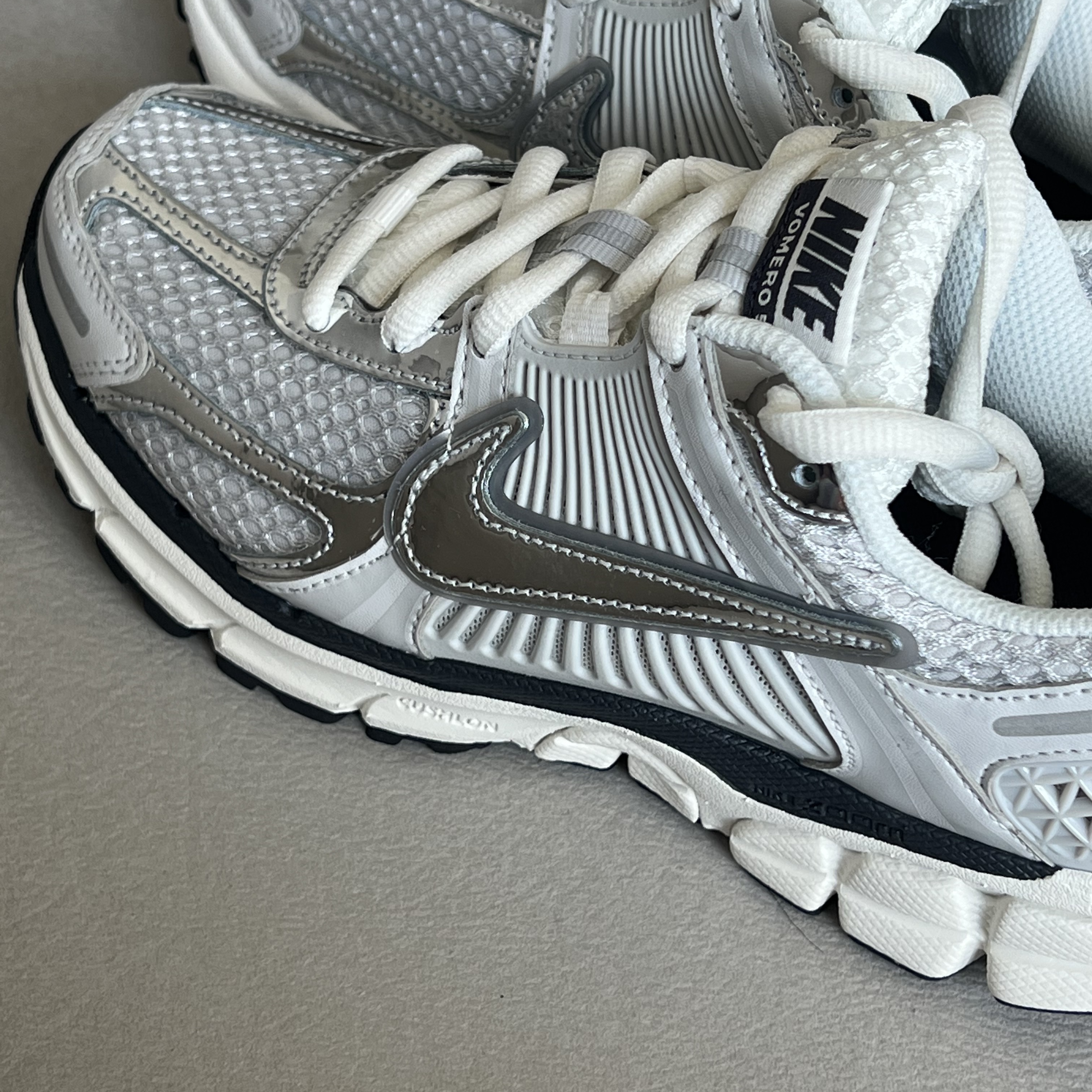 (W) Nike Zoom Vomero 5 Photon Dust and Metallic Silver 착용 스타일