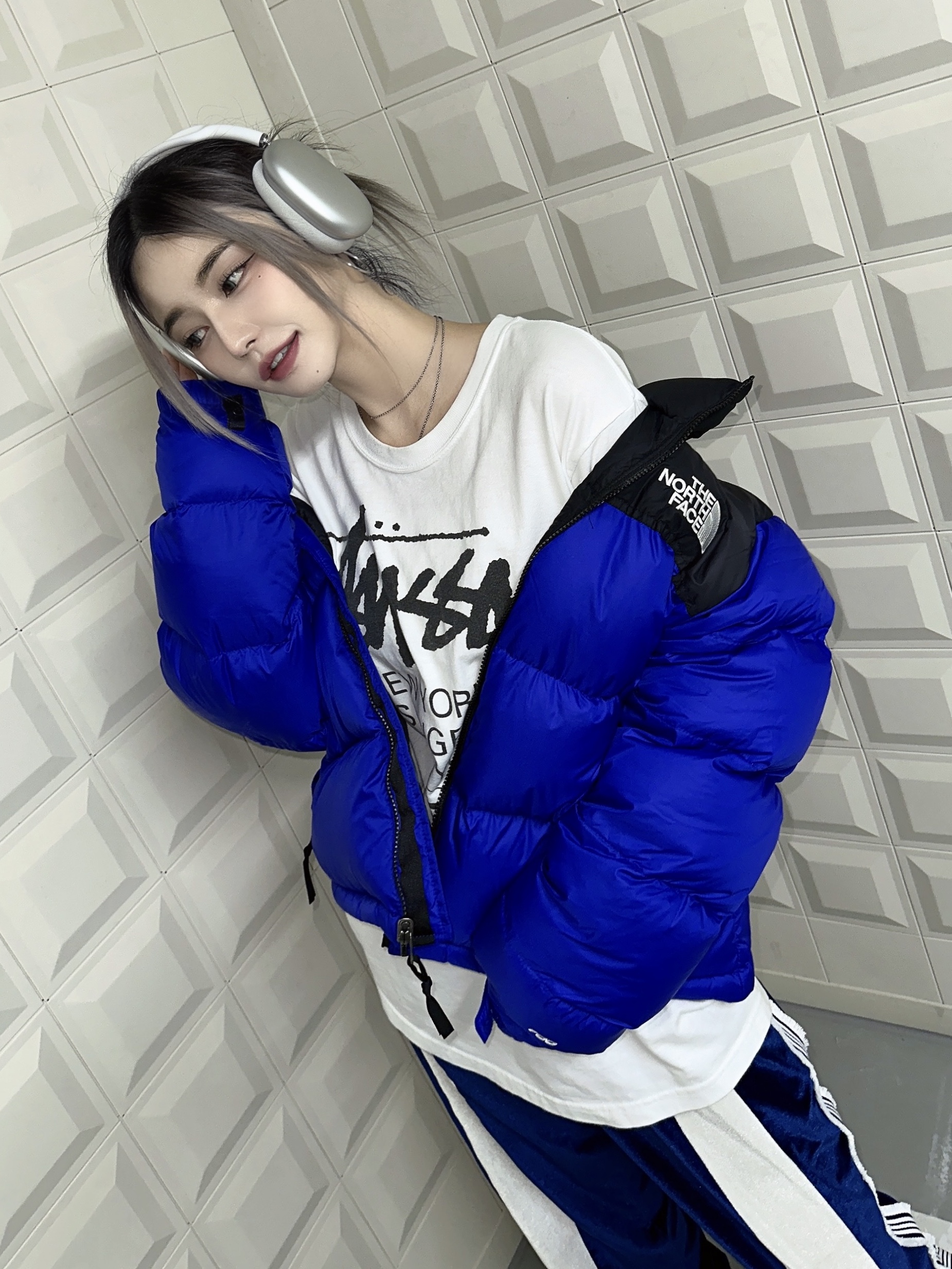 (W) The North Face 1996 Retro Nuptse Jacket Lapis Blue, Stussy World Tour LS T-Shirt White 착용 스타일 - 2