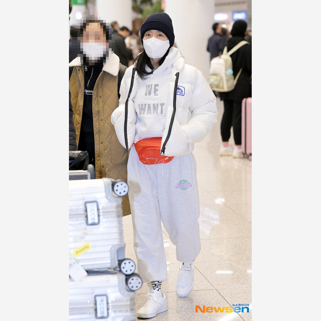 (W) Celine Trainer Low Lace Up Calfskin Sneakers Optic White 착용 스타일 - 2