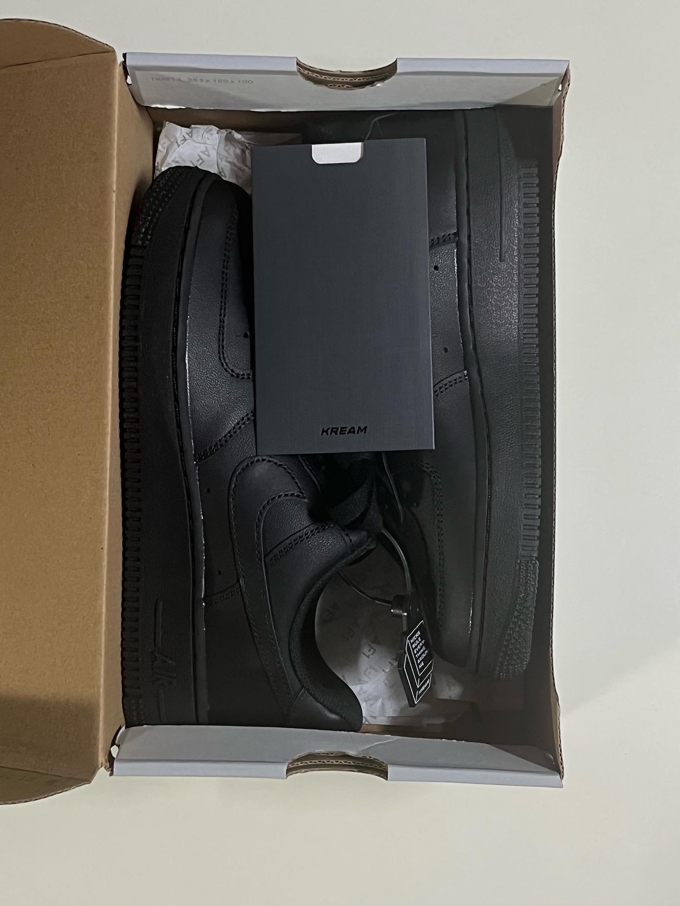 (W) Nike Air Force 1 '07 Low Triple Black 착용 스타일 - 2
