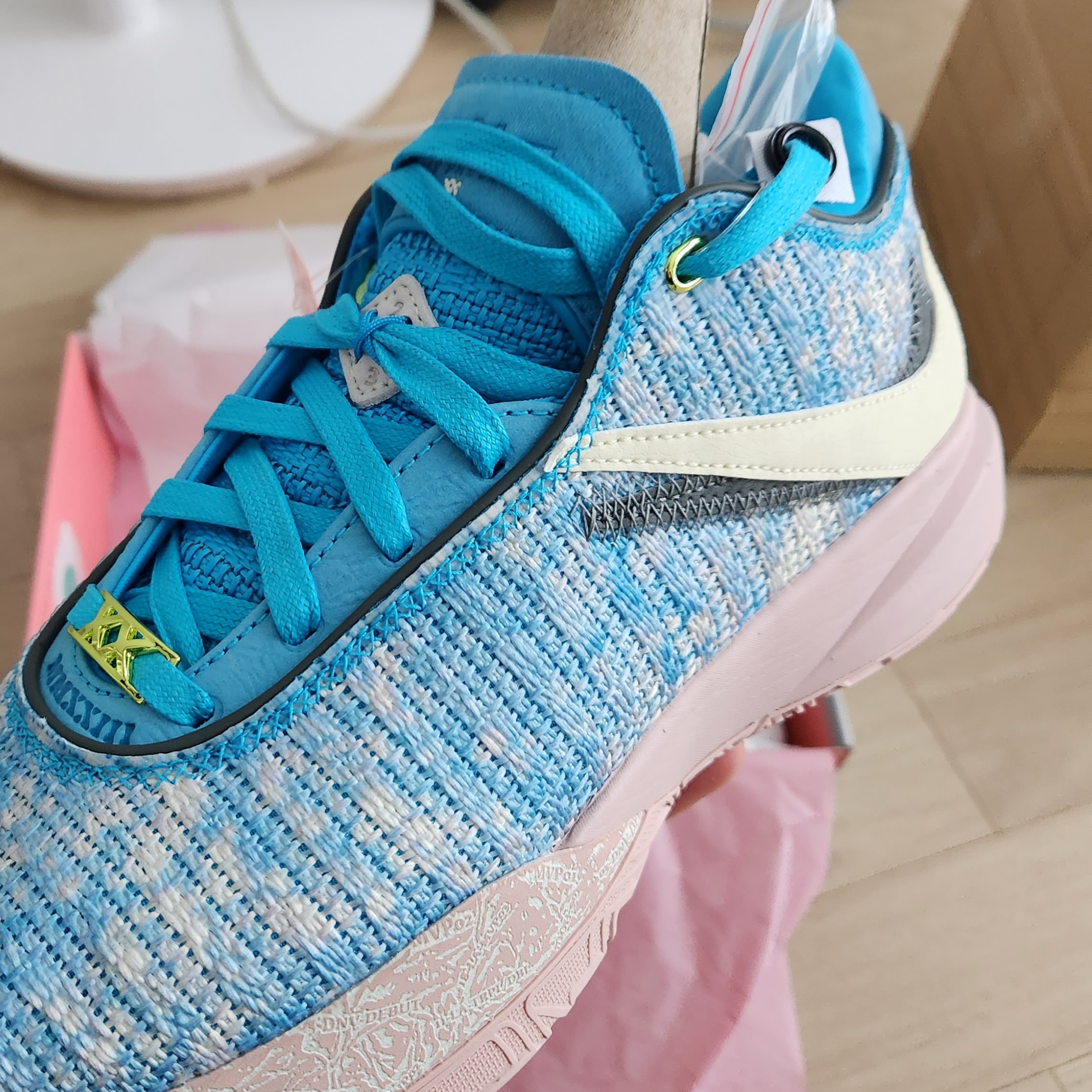 Nike LeBron XX ASW EP Blue Lightning Coconut Milk 착용 스타일