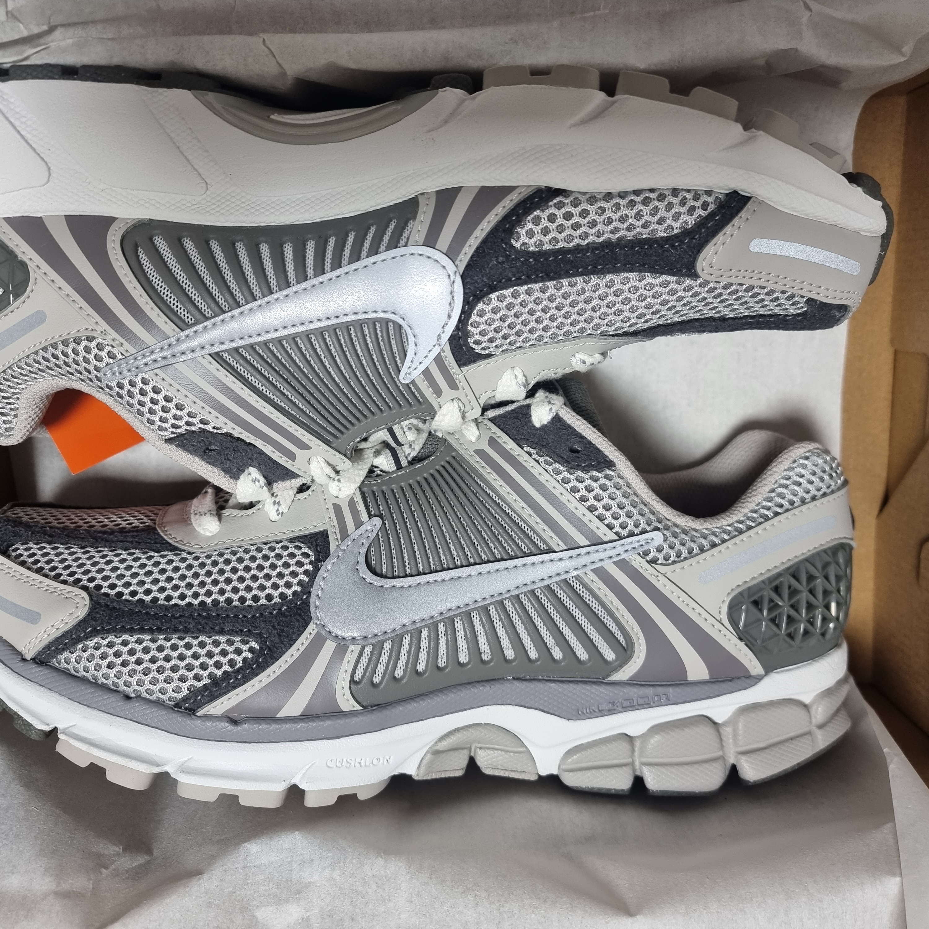 Nike Zoom Vomero 5 PRM Light Iron Ore and Flat Fewter 착용 스타일 - 1