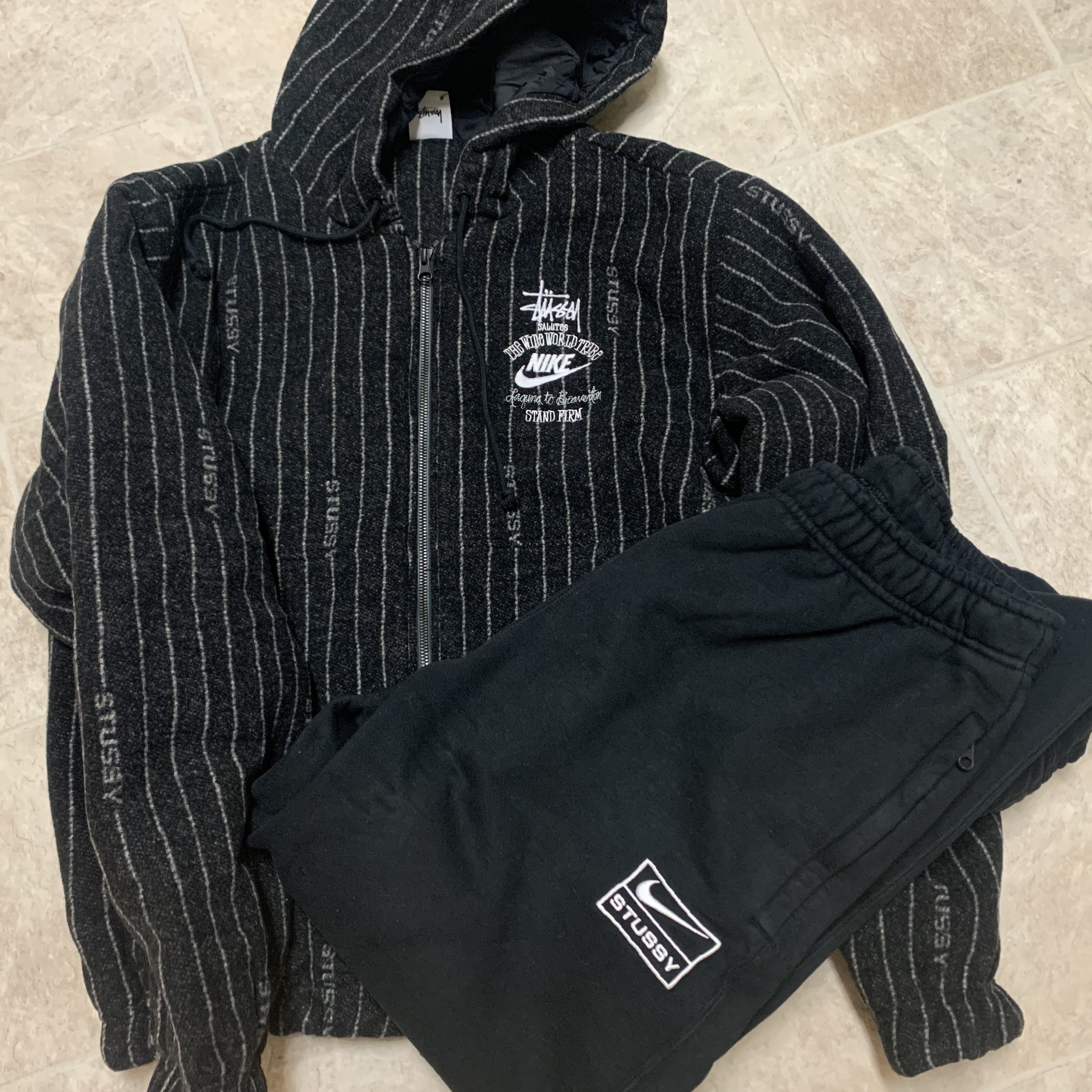 Nike x Stussy NRG Striped Wool Jacket Black (DR4023-010), Nike x Stussy NRG Washed Fleece Pants Black (DO5296-010) 착용 스타일