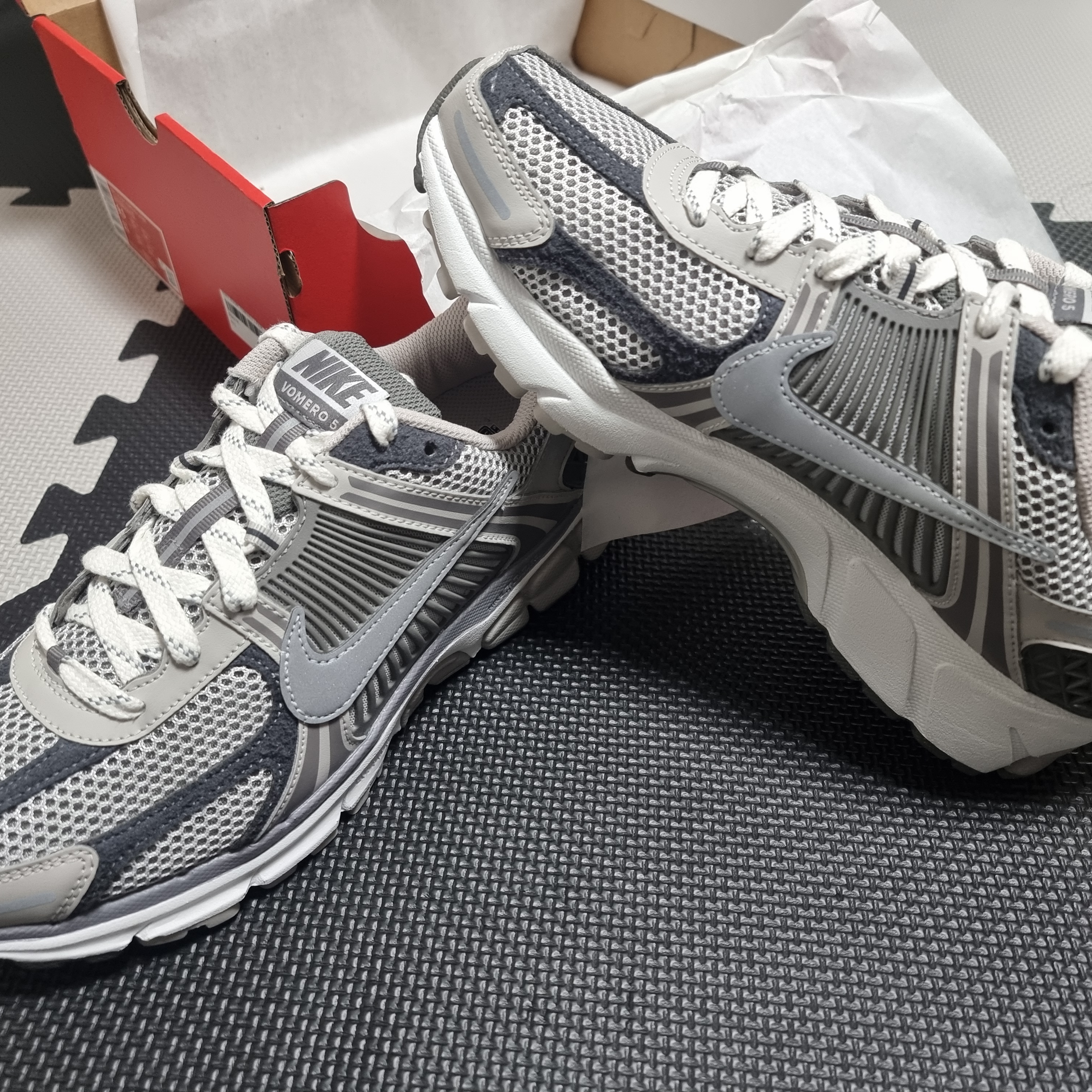 Nike Zoom Vomero 5 PRM Light Iron Ore and Flat Fewter 착용 스타일 - 2