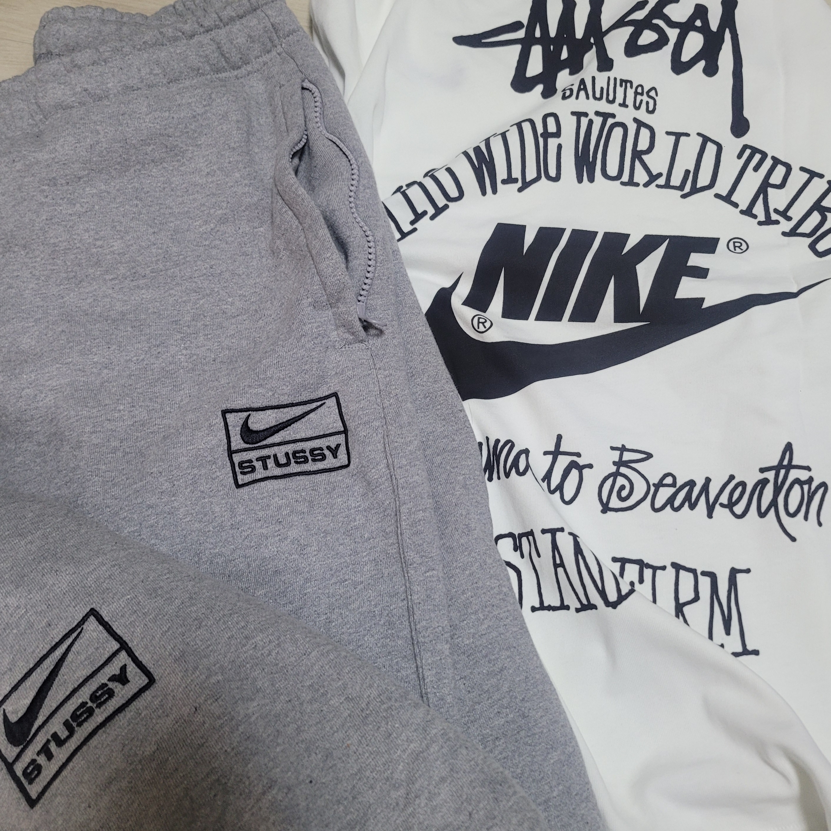 Nike x Stussy T-Shirt White (DV1774-100), Nike x Stussy NRG Fleece Crewneck Dark Grey Heather (DO9337-063) 착용 스타일