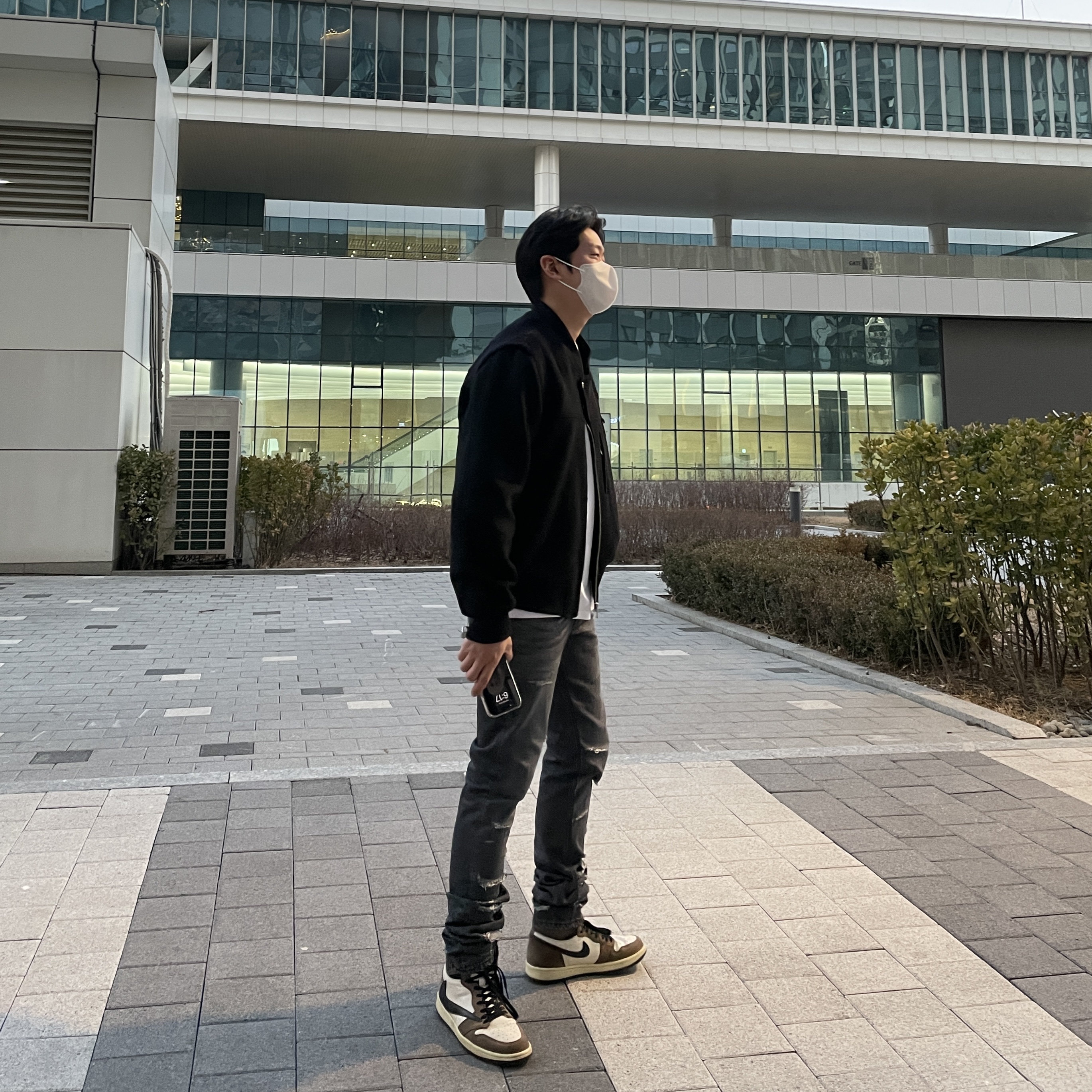 Undermycar Ecdysis Destroyed Wax Coating Jeans with Konic Section Obsidian - 22FW, Jordan 1 x Travis Scott Retro High OG SP Mocha 착용 스타일