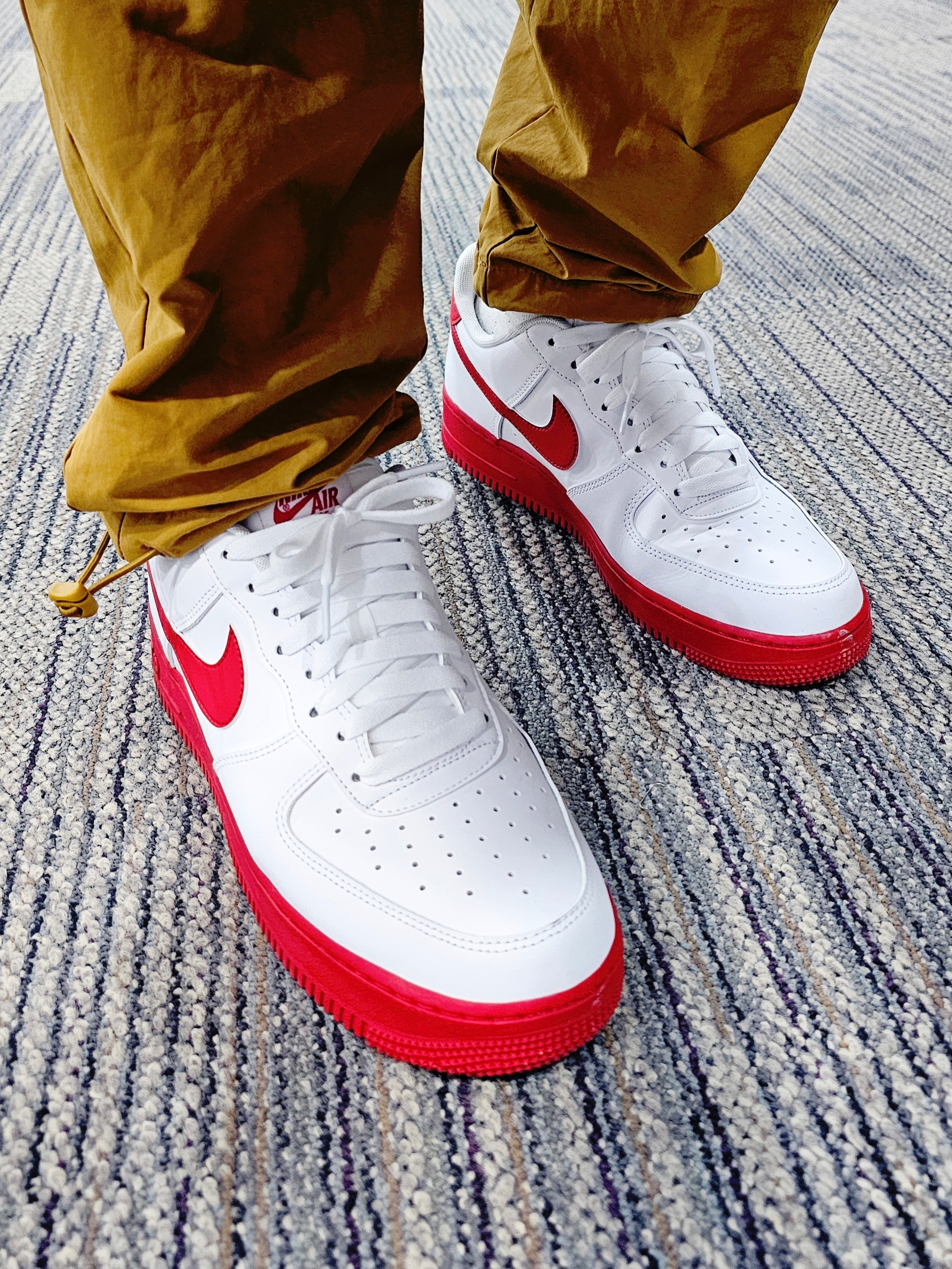 Nike Air Force 1 Low White Red Midsole 착용 스타일
