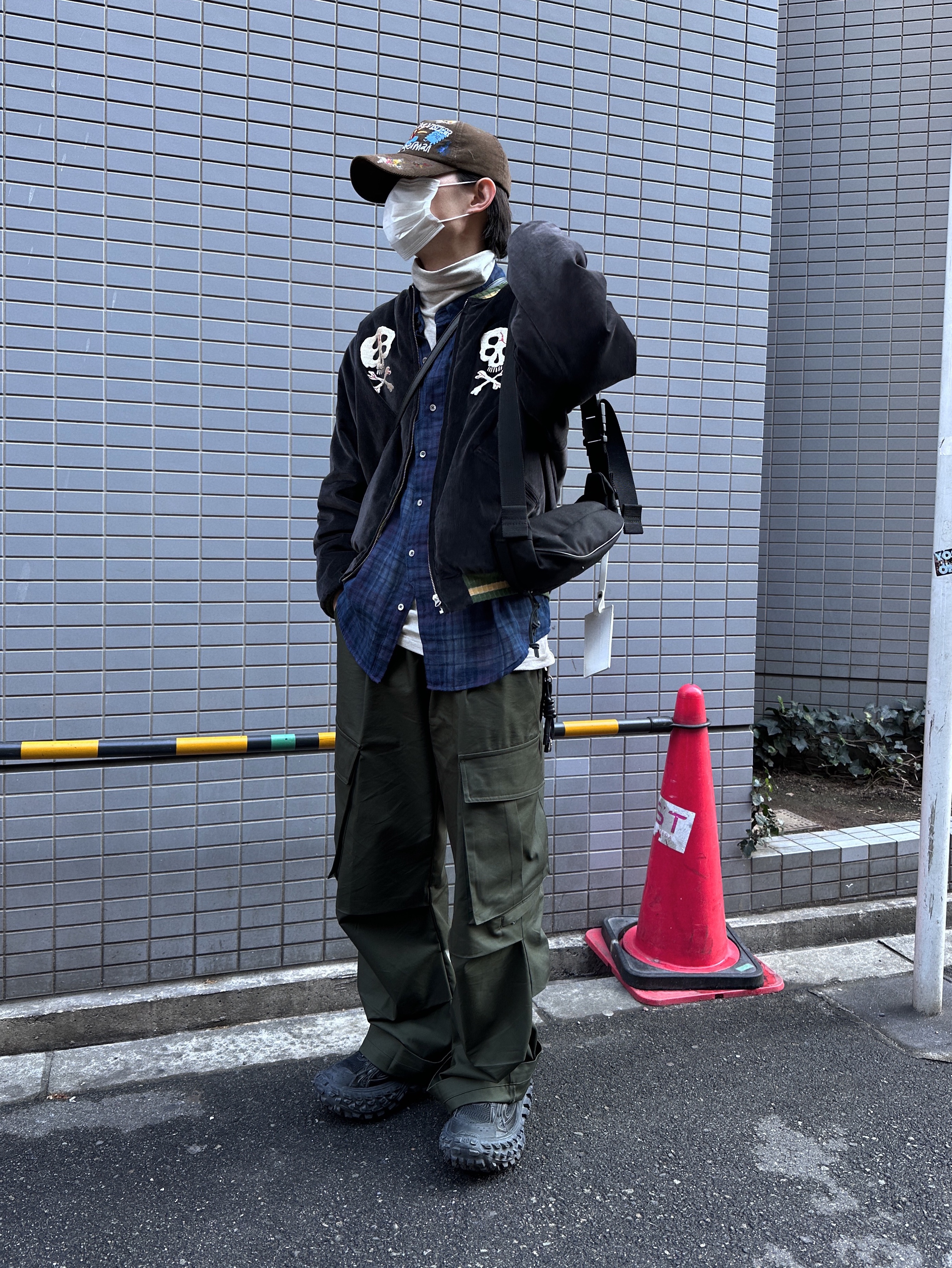Kapital Velveteen Sulfide Souvenir Rain Skull Jacket Black, Balenciaga Defender Sneakers Black 착용 스타일 - 3