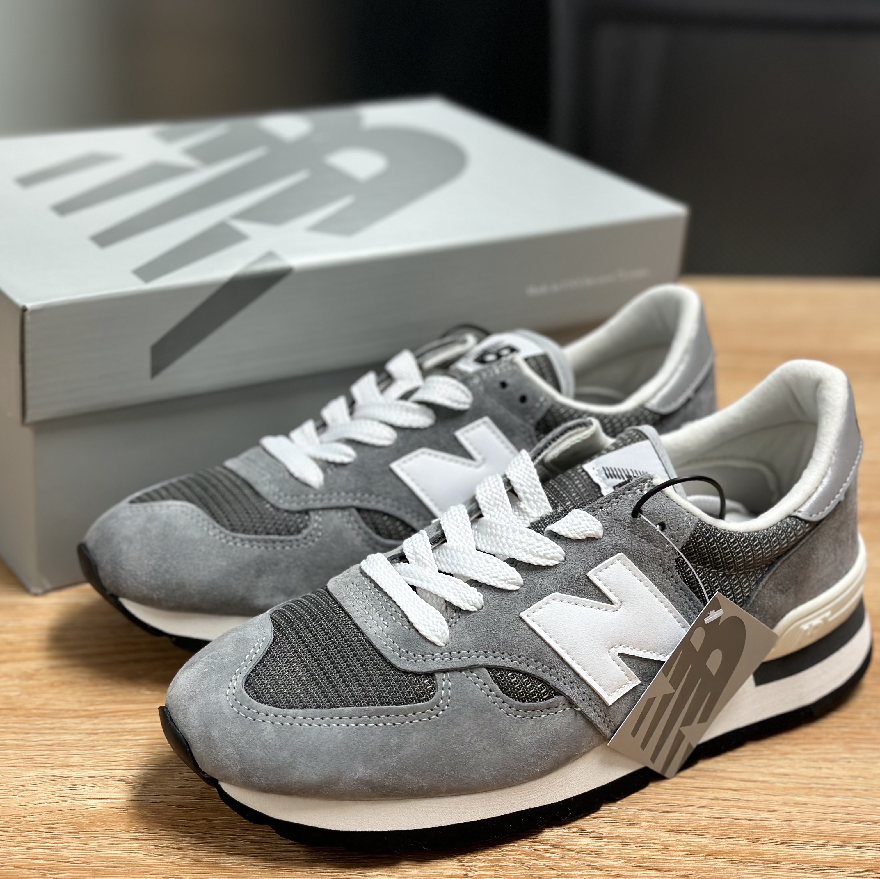 New Balance 990v1 Made in USA Grey White 착용 스타일 - 1
