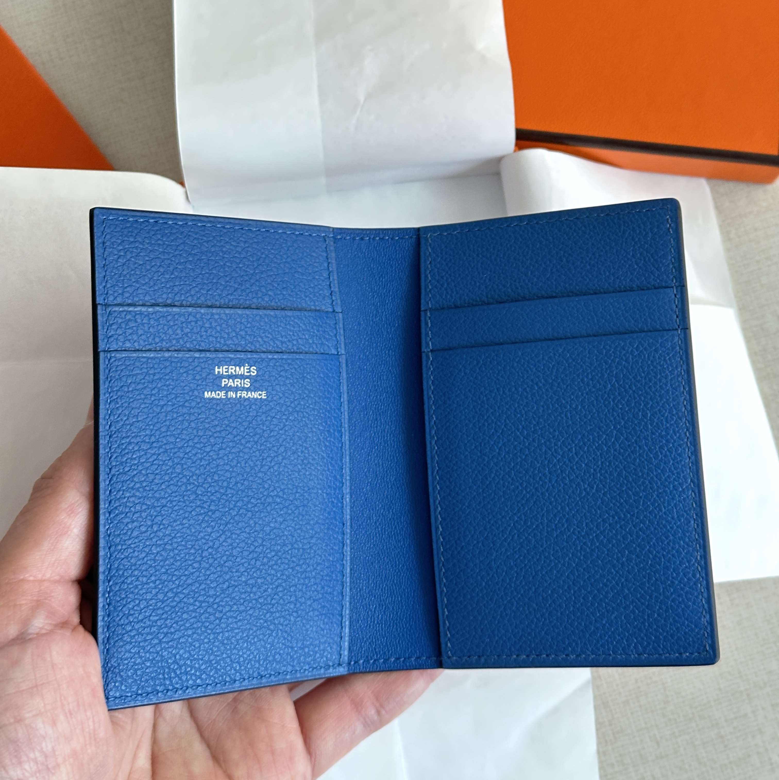 Hermes MC² Euclide Card Holder Evercolor & Bleu de France 착용 스타일 - 3