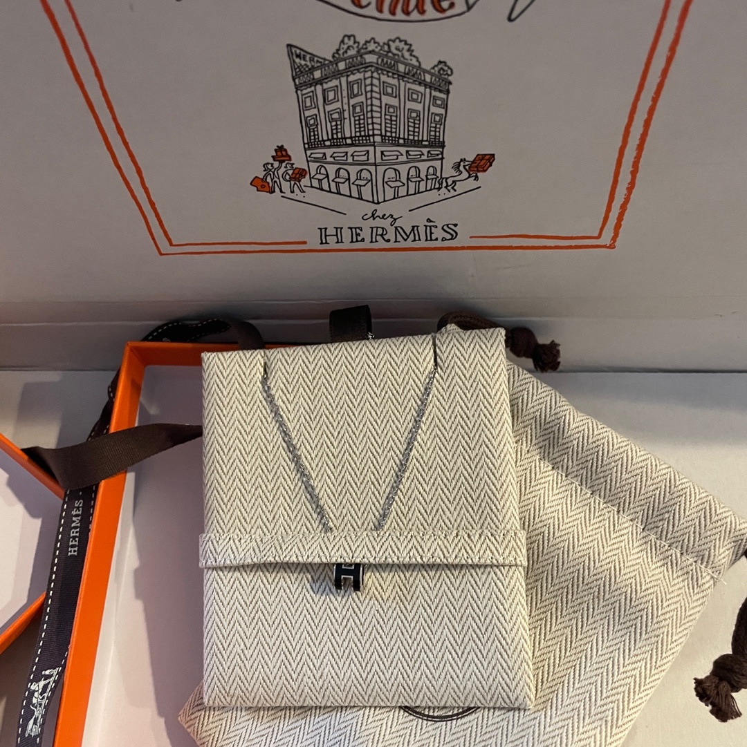 (W) Hermes Mini Pop H Pendant Palladium & Noir 착용 스타일