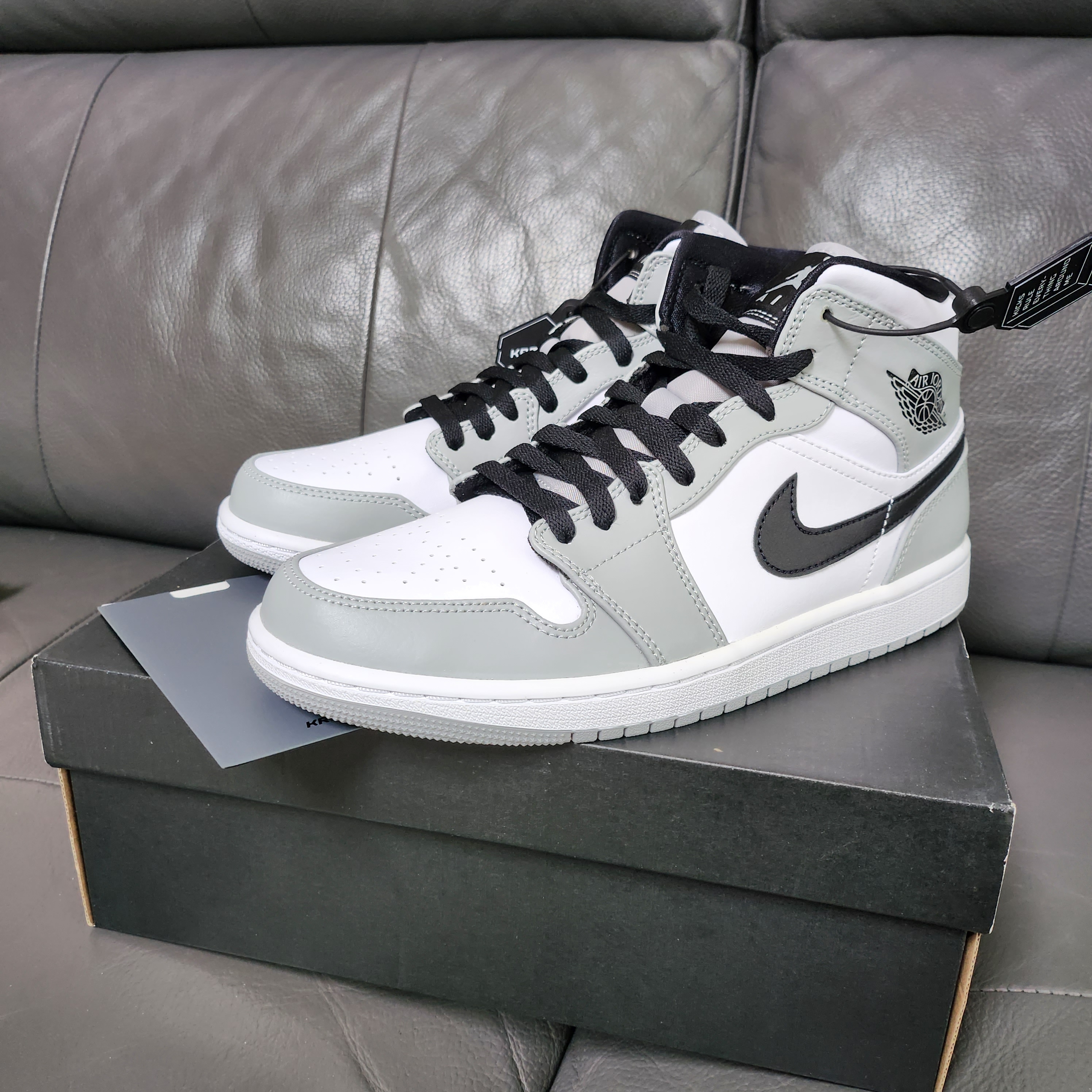 Jordan 1 Mid Light Smoke Grey 착용 스타일