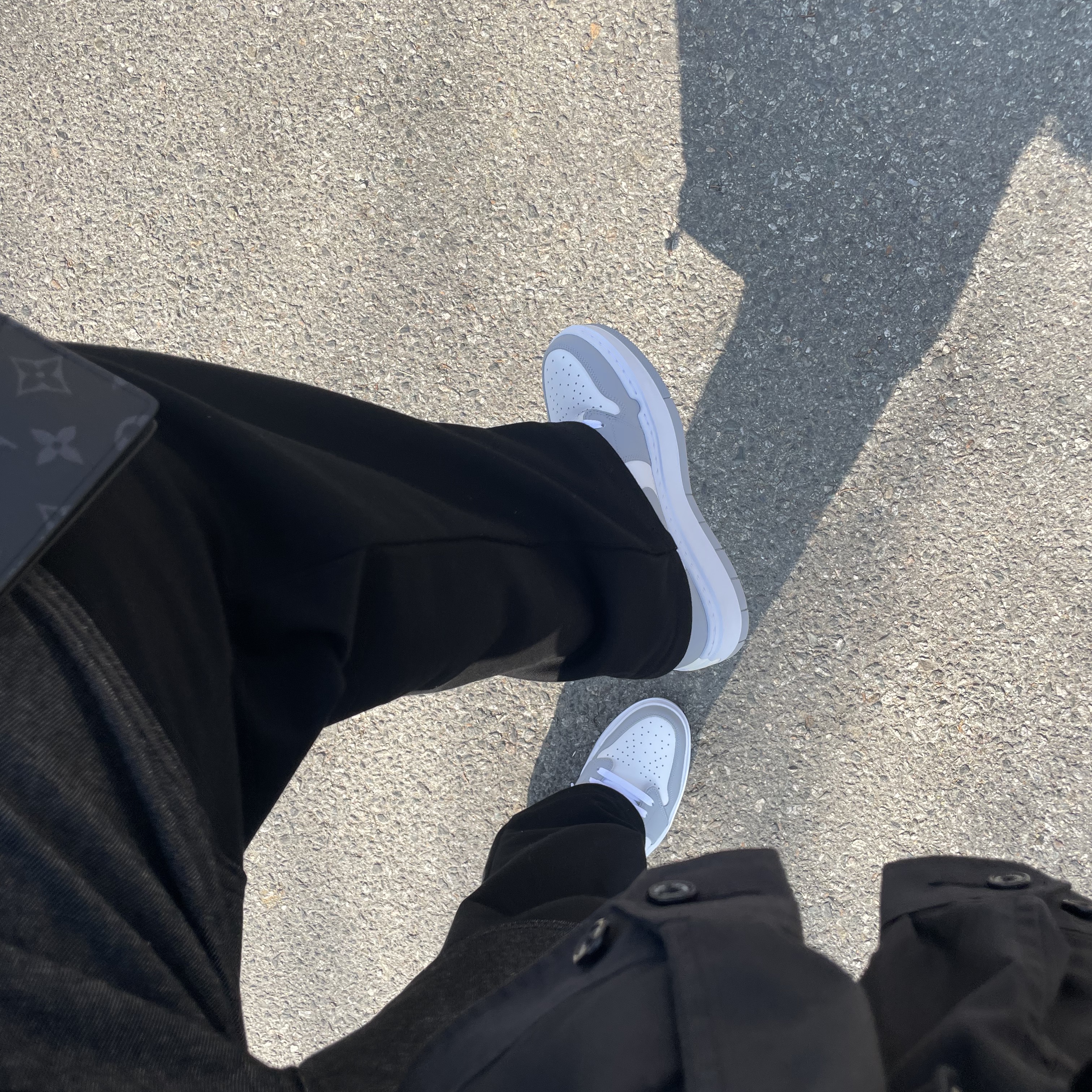 (W) Jordan 1 Elevate Low White and Wolf Grey, Louis Vuitton Pocket Organizer Monogram Eclipse 착용 스타일 - 1