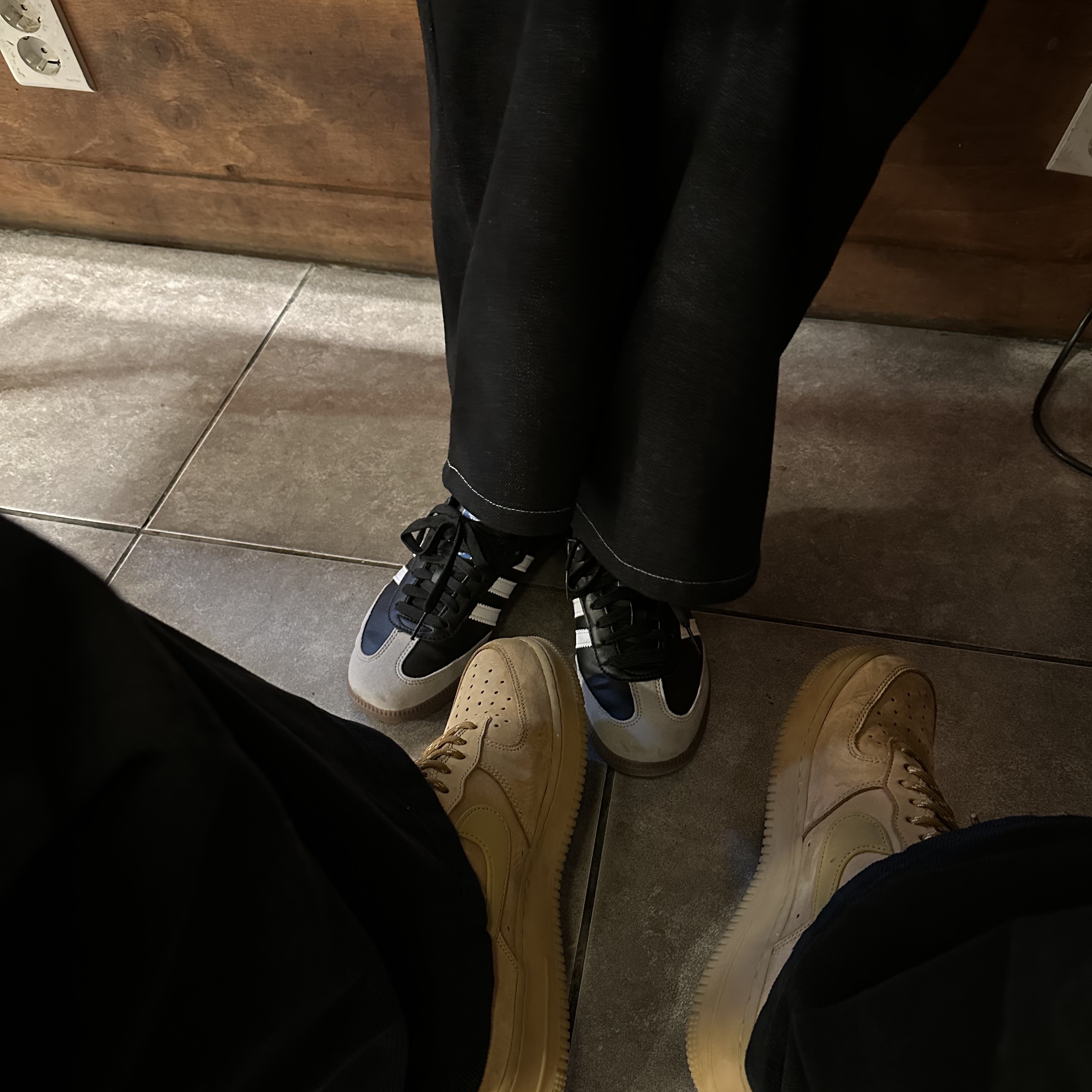 Adidas Samba Vegan Black White, Nike Air Force 1 '07 WB Flax 착용 스타일