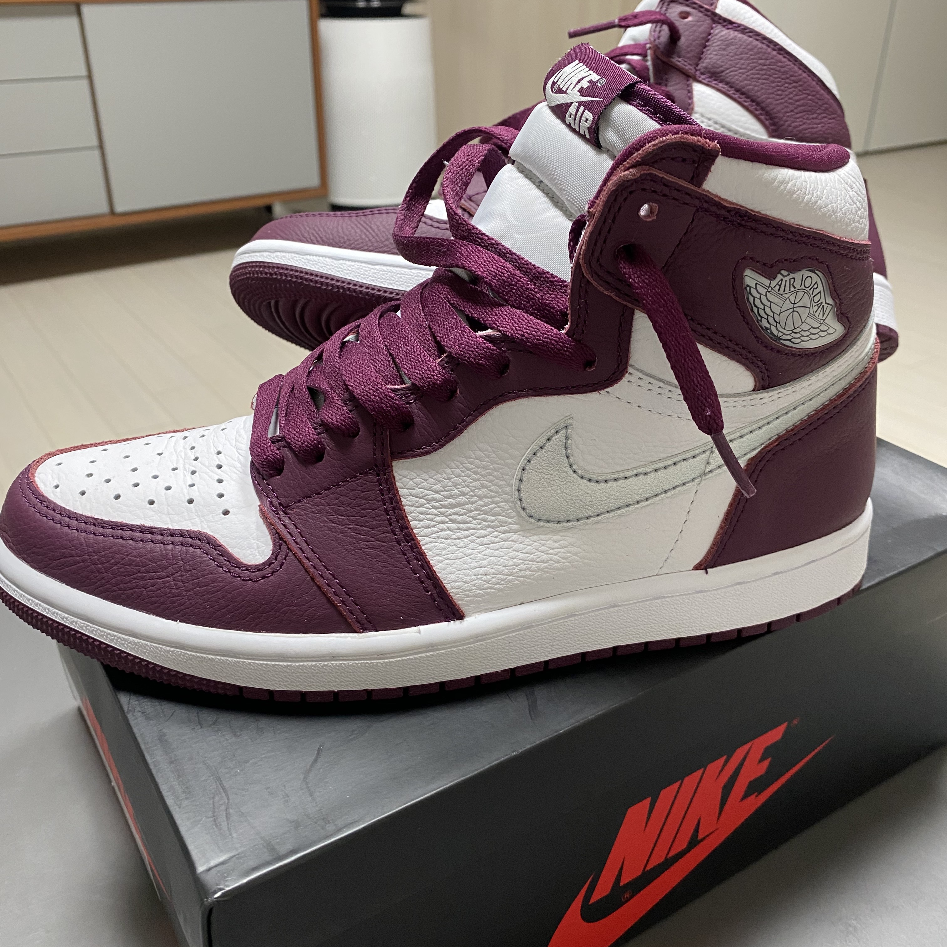Jordan 1 Retro High OG Bordeaux 착용 스타일 - 3
