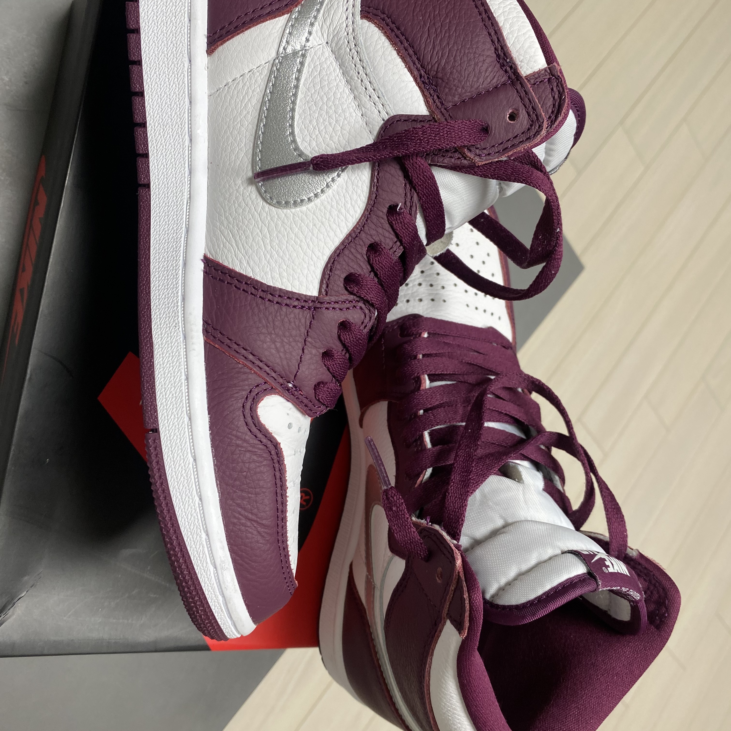 Jordan 1 Retro High OG Bordeaux 착용 스타일 - 2