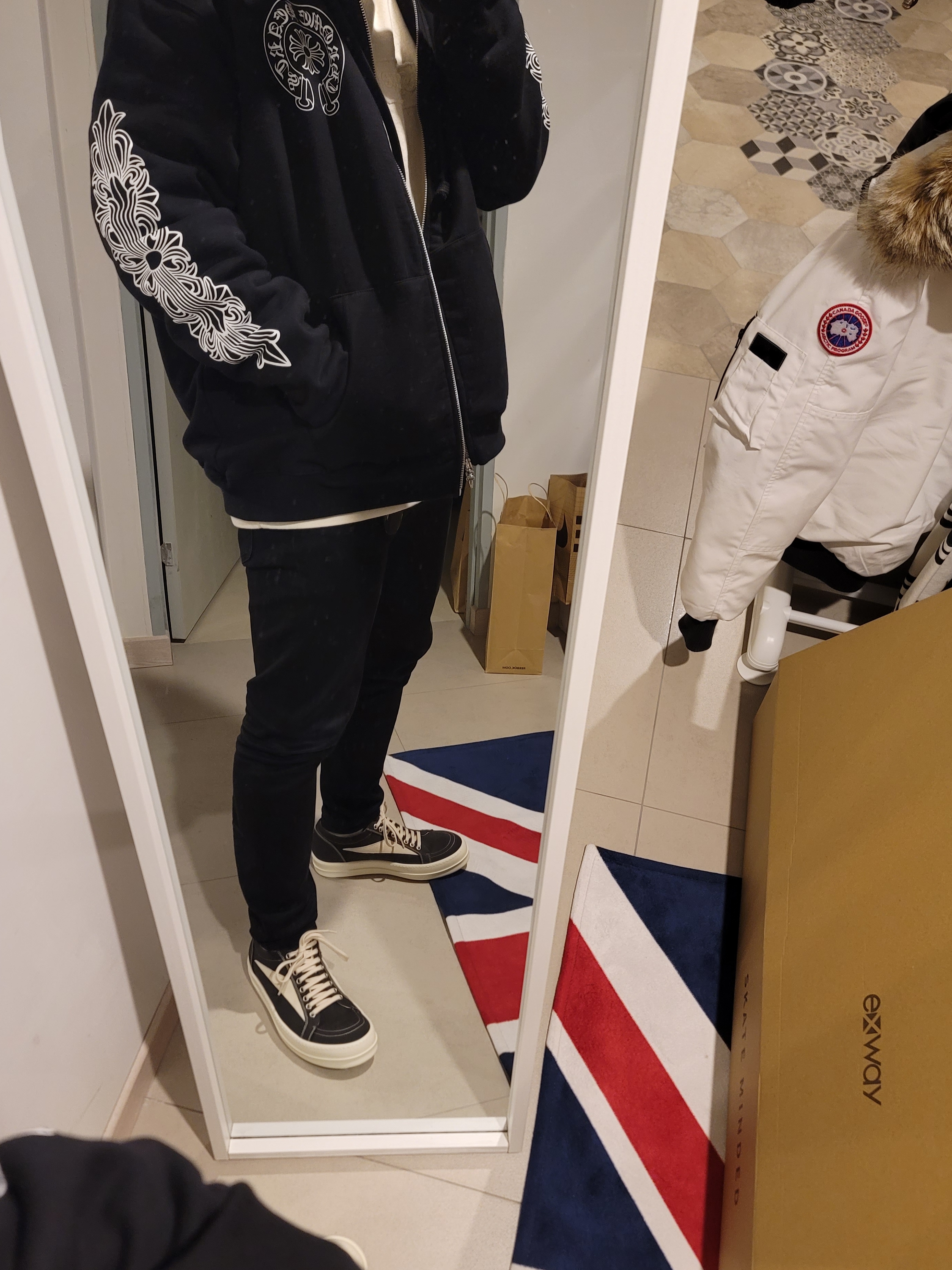 Rick Owens Drkshdw Suede Vintage Sneakers Dark Dust Pearl Milk White, Chrome Hearts Horseshoe Floral Heavyweight Zip-Up Hoodie Black 착용 스타일