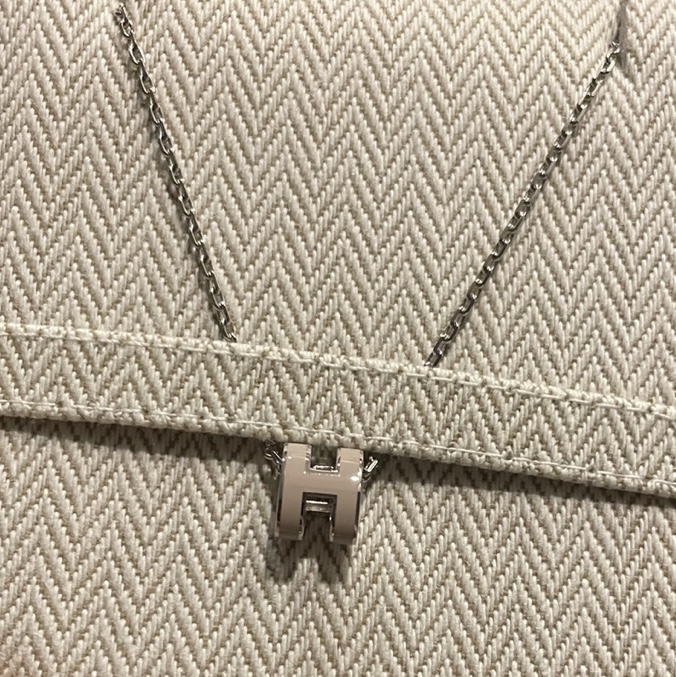 (W) Hermes Mini Pop H Pendant Palladium & Marron Glace 착용 스타일 - 2