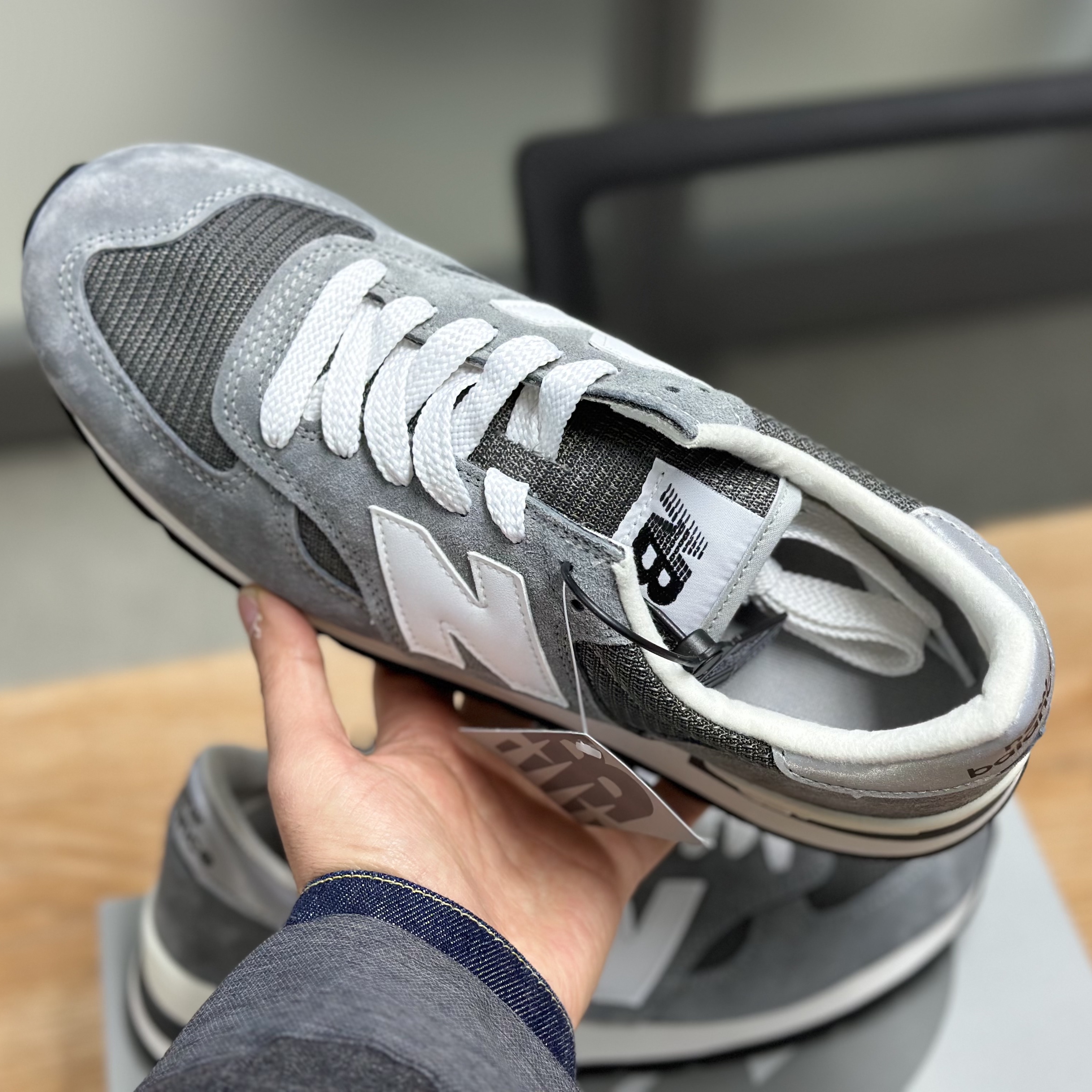 New Balance 990v1 Made in USA Grey White 착용 스타일 - 5