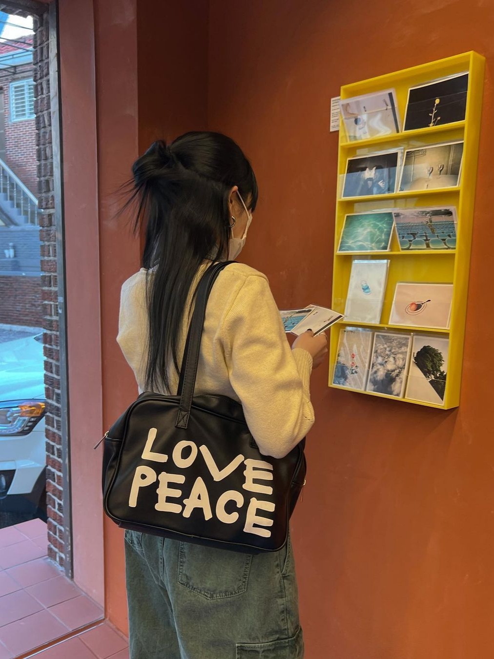 Saenginstudios Women Love Peace Bag Black 착용 스타일 - 2