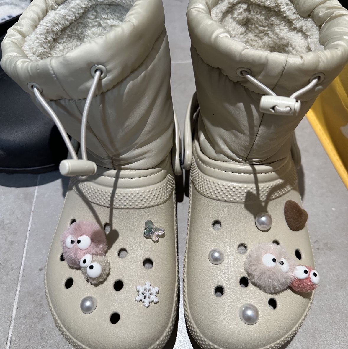 Crocs Classic Lined Neo Puff Boot Bone 착용 스타일 - 2