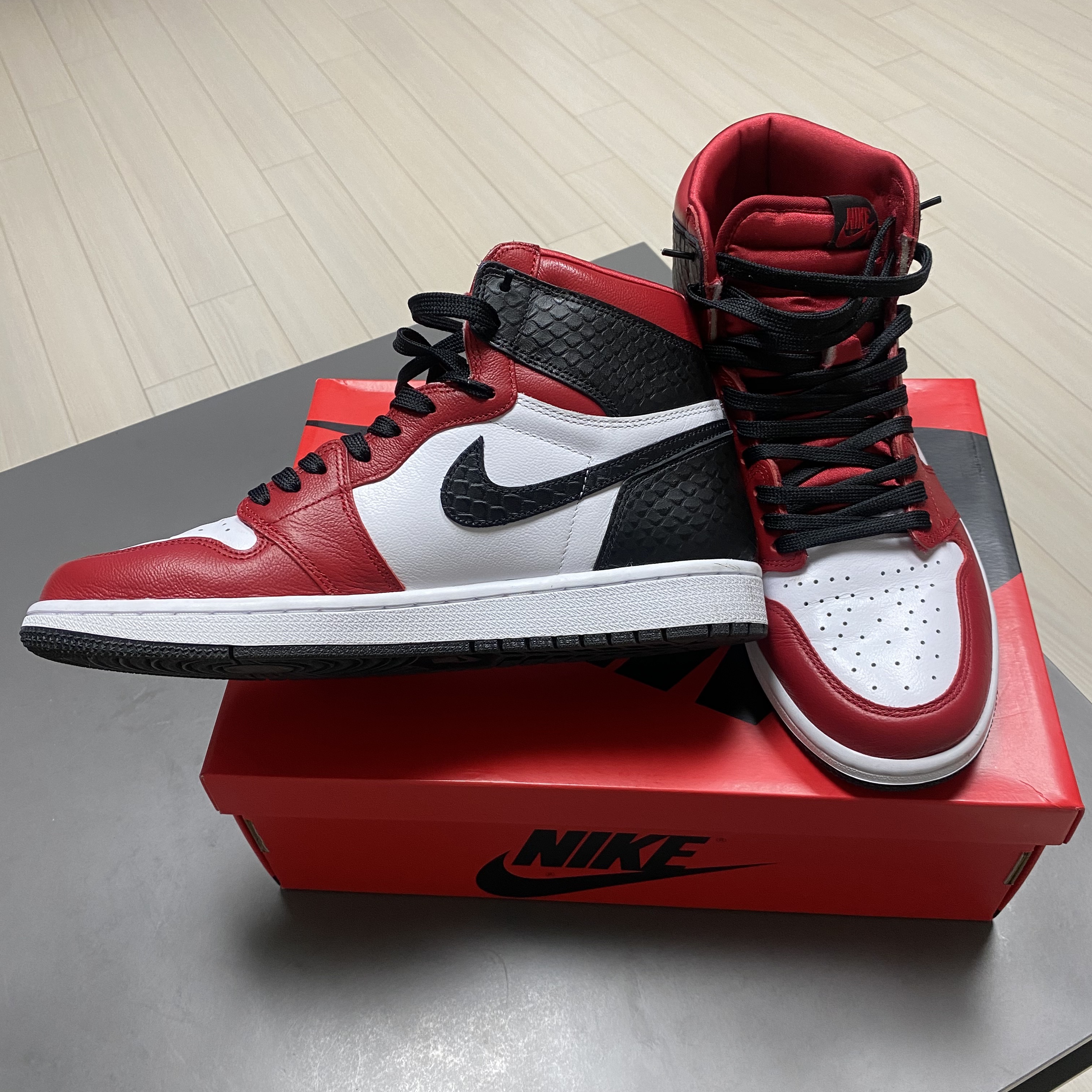 (W) Jordan 1 Retro High Satin Red 착용 스타일 - 3