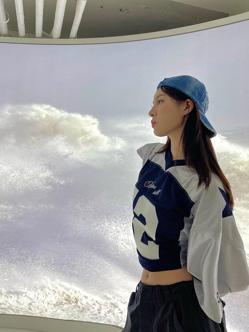 2000Archives Football T-Shirt Navy, 2000Archives Roses Denim Ball Cap 착용 스타일 - 2