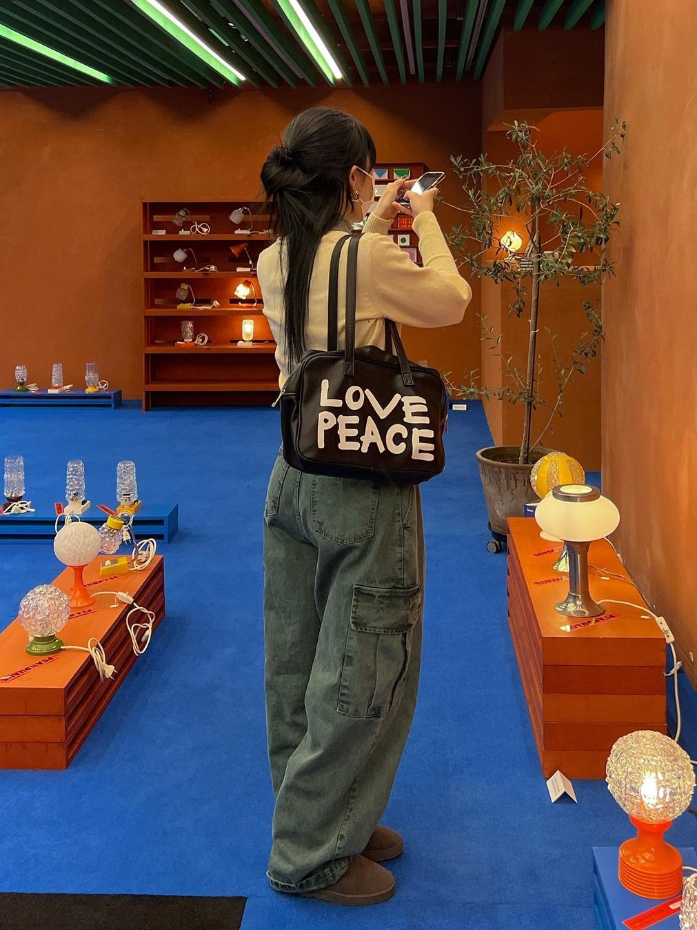 Saenginstudios Women Love Peace Bag Black 착용 스타일 - 1